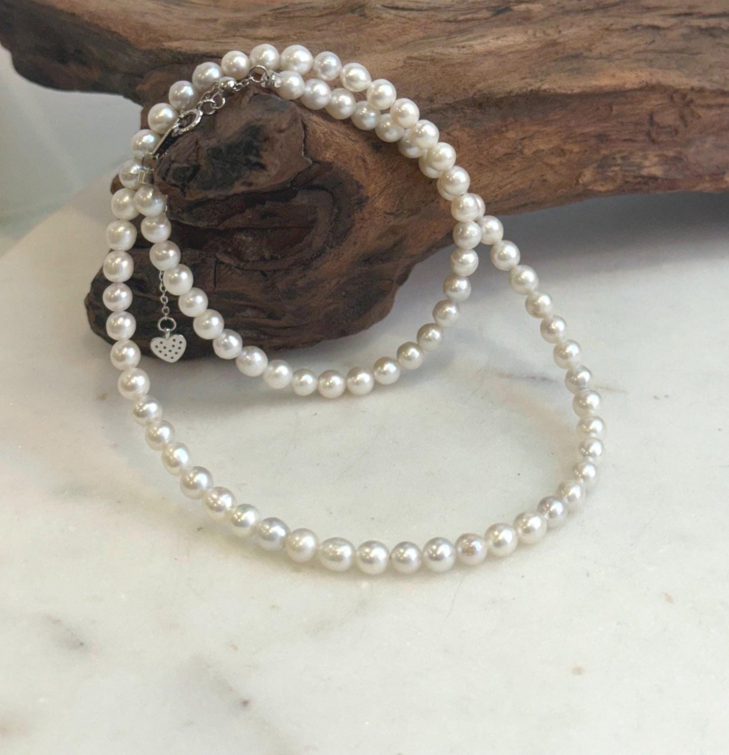 White freshwater pearl necklace with mirror luster