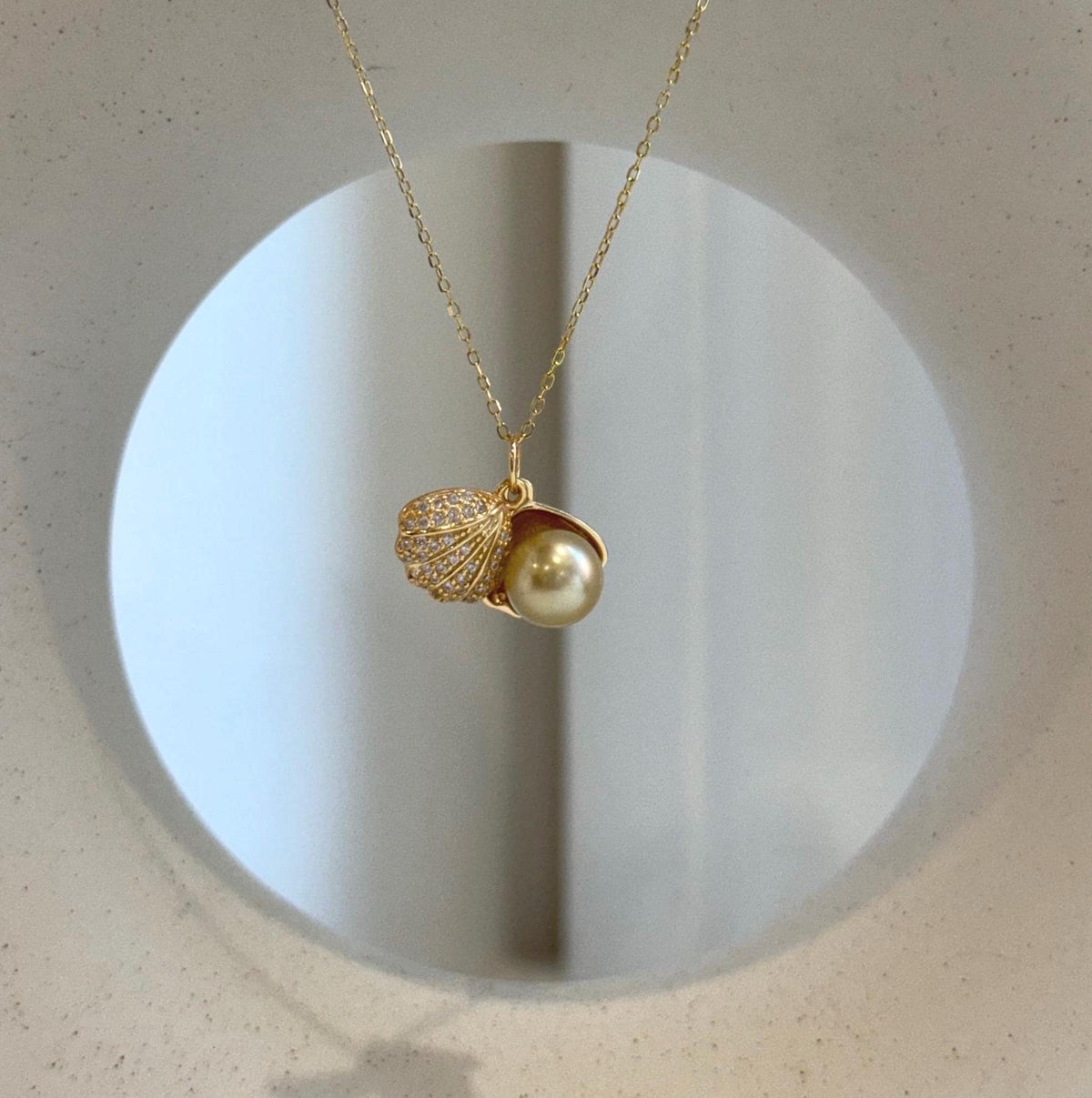 Elly’s 8.1mm South Sea deep tea Gold ocean Pearl Shell pendant: Extreme luster mirrored, 1.1x1.5cm, S925 silver pendant.