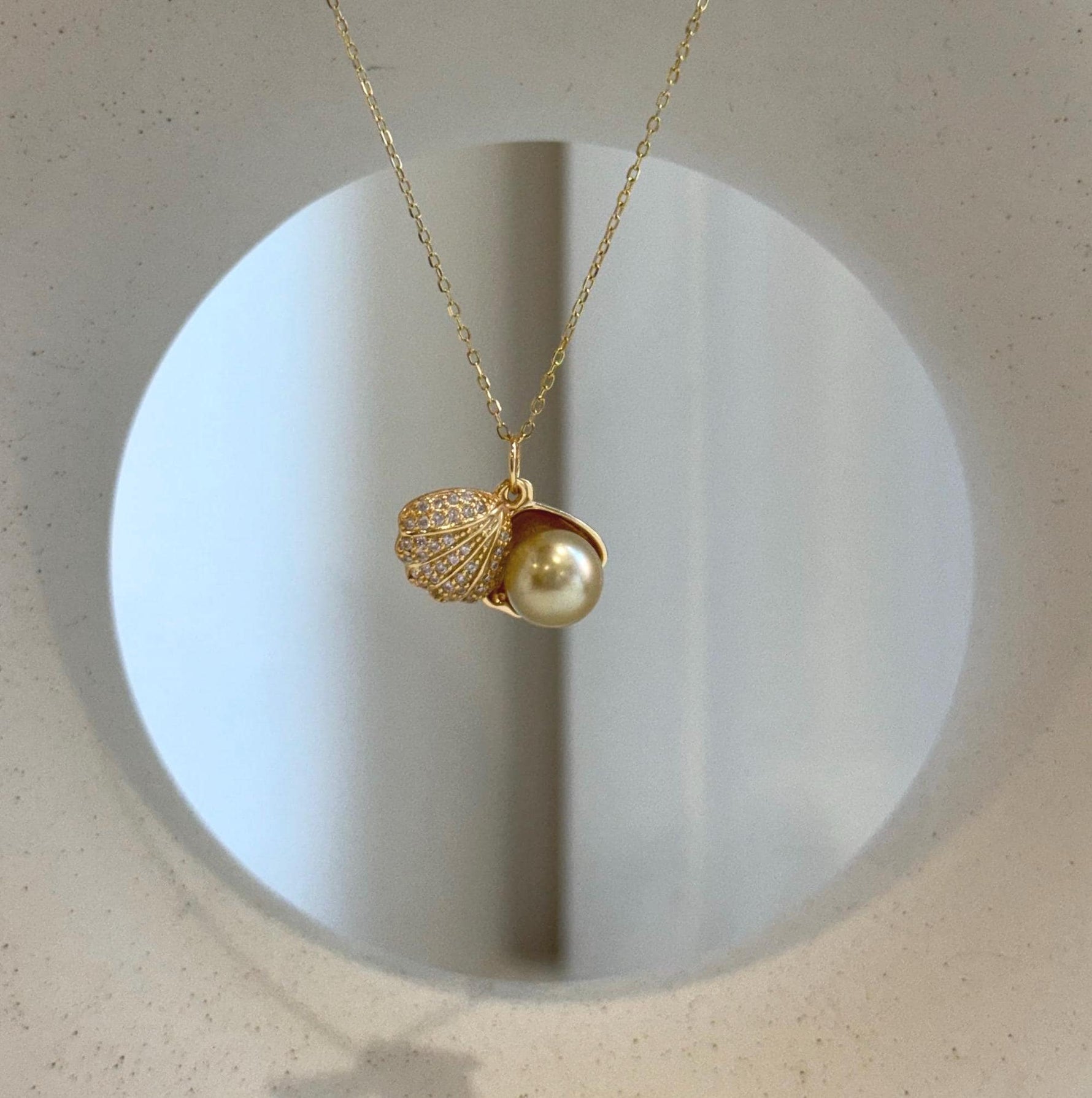 Elly’s 8.1mm South Sea deep tea Gold ocean Pearl Shell pendant: Extreme luster mirrored, 1.1x1.5cm, S925 silver pendant.