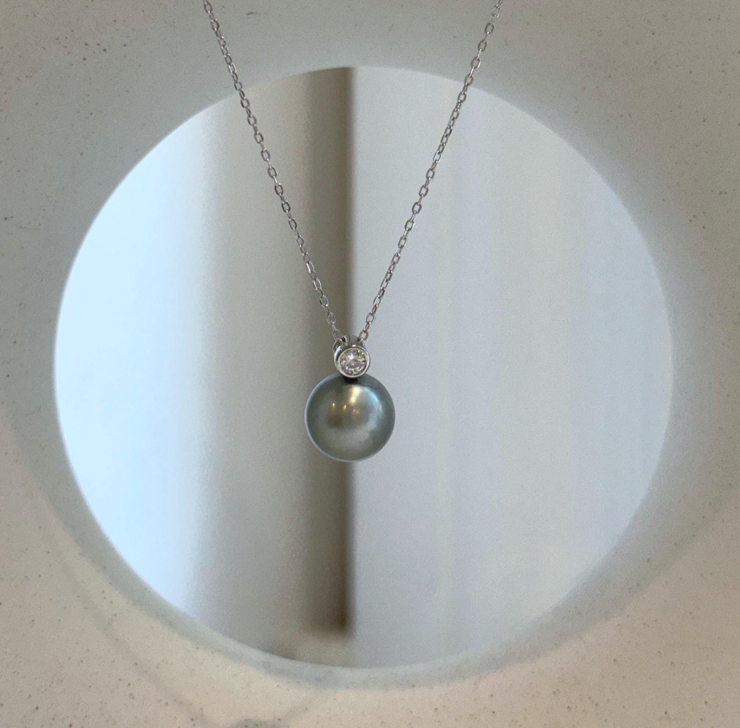 Elly’s 10.4mm Tahitian silver blue ocean Pearl pendant: Extreme luster mirrored, 1.4cm high, S925 silver pendant.