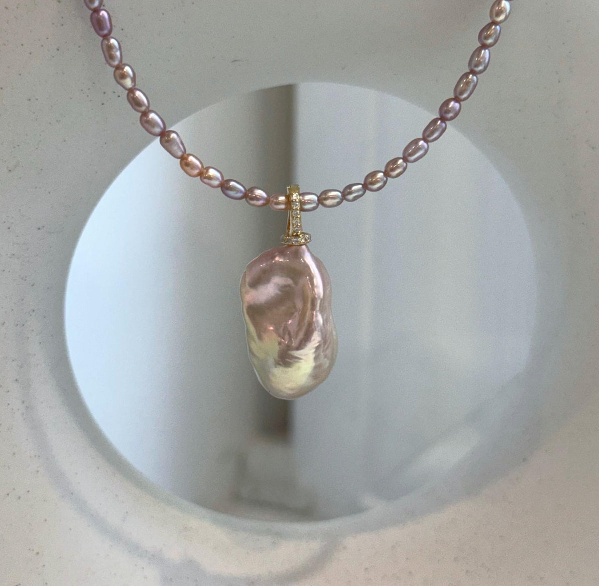 Elegant pink rose pearl pendant necklace with blush pearl stud earrings.