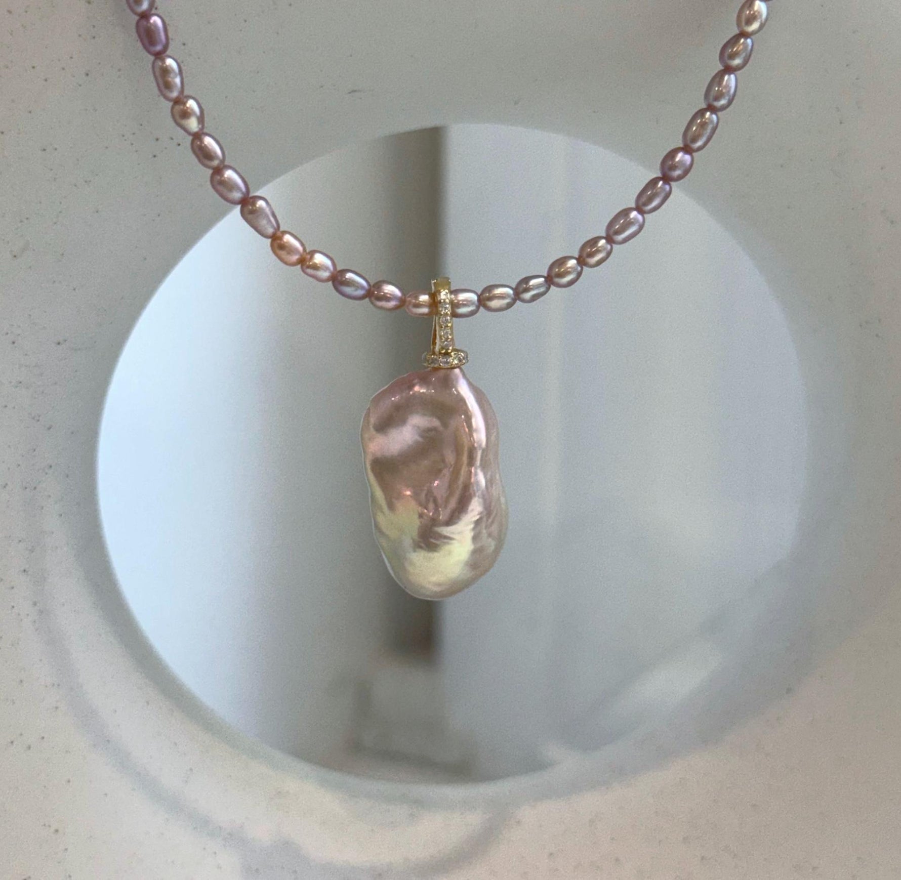 Elegant pink rose pearl pendant necklace with blush pearl stud earrings.