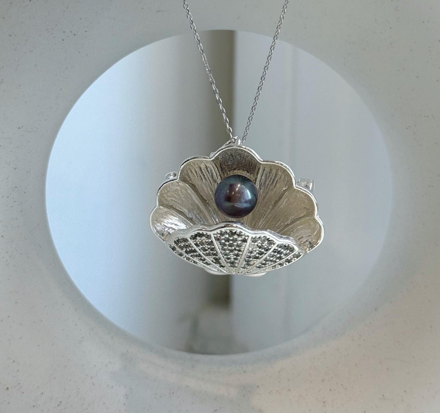 Elly’s Purple plum Freshwater Pearl Shell Brooch Pendant 2in1: Extreme luster mirrored, 8.7mm, 3.7x3cm, no chain.