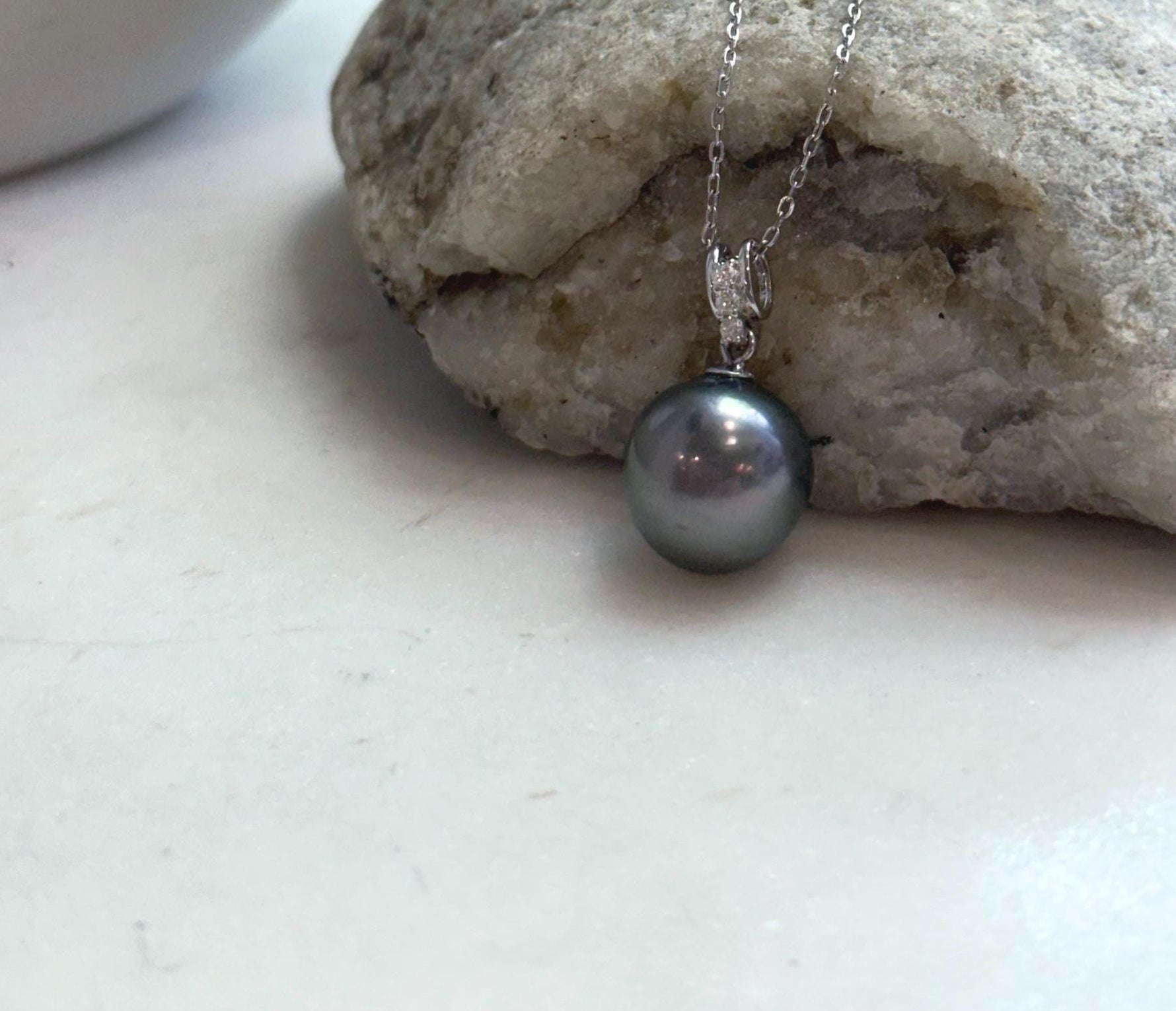 Natural Tahitian ocean pearl pendant featuring an 11.8mm peacock green pearl.