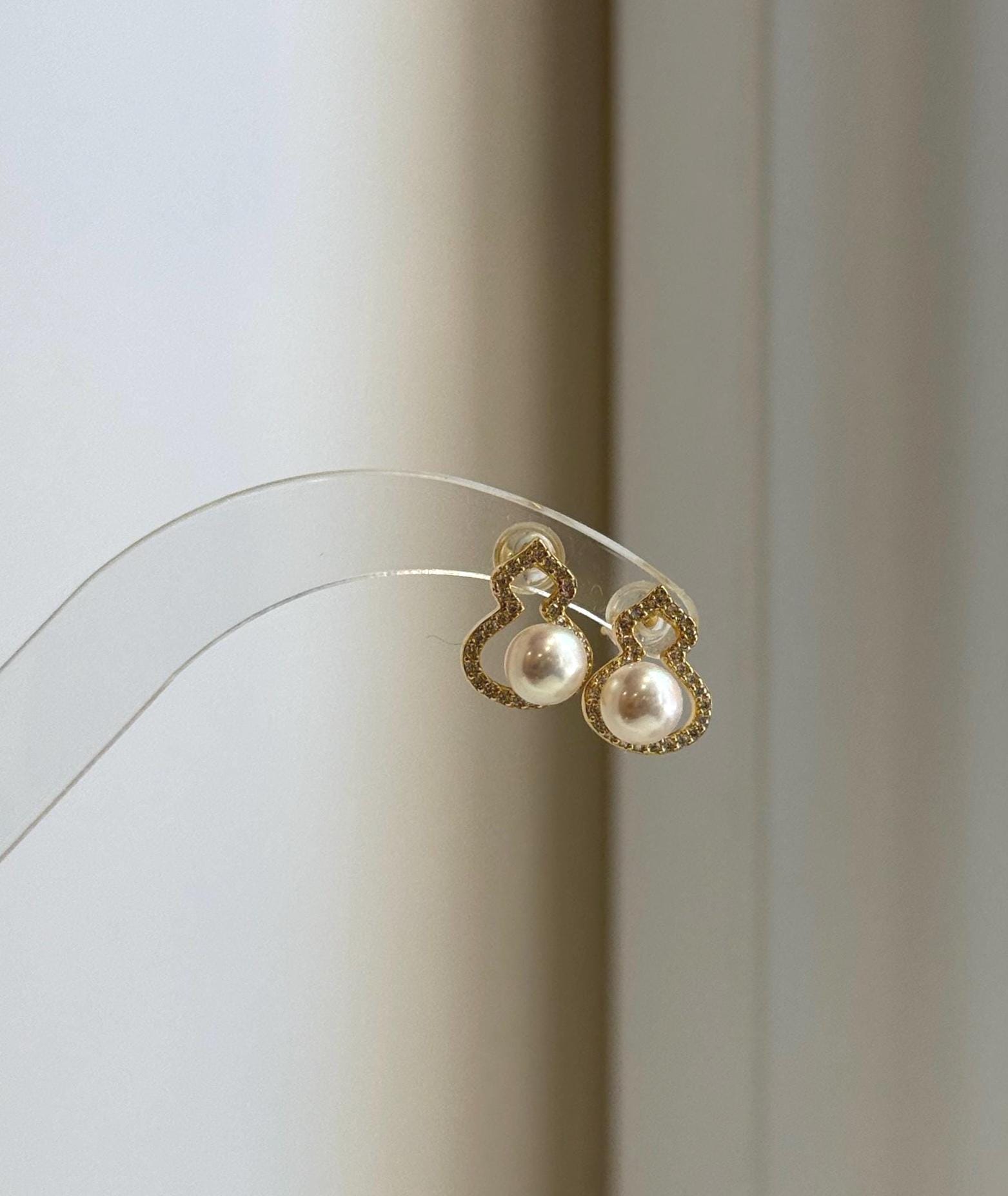 Classic off white pearl stud earrings crafted with hypoallergenic S925 sterling silver.