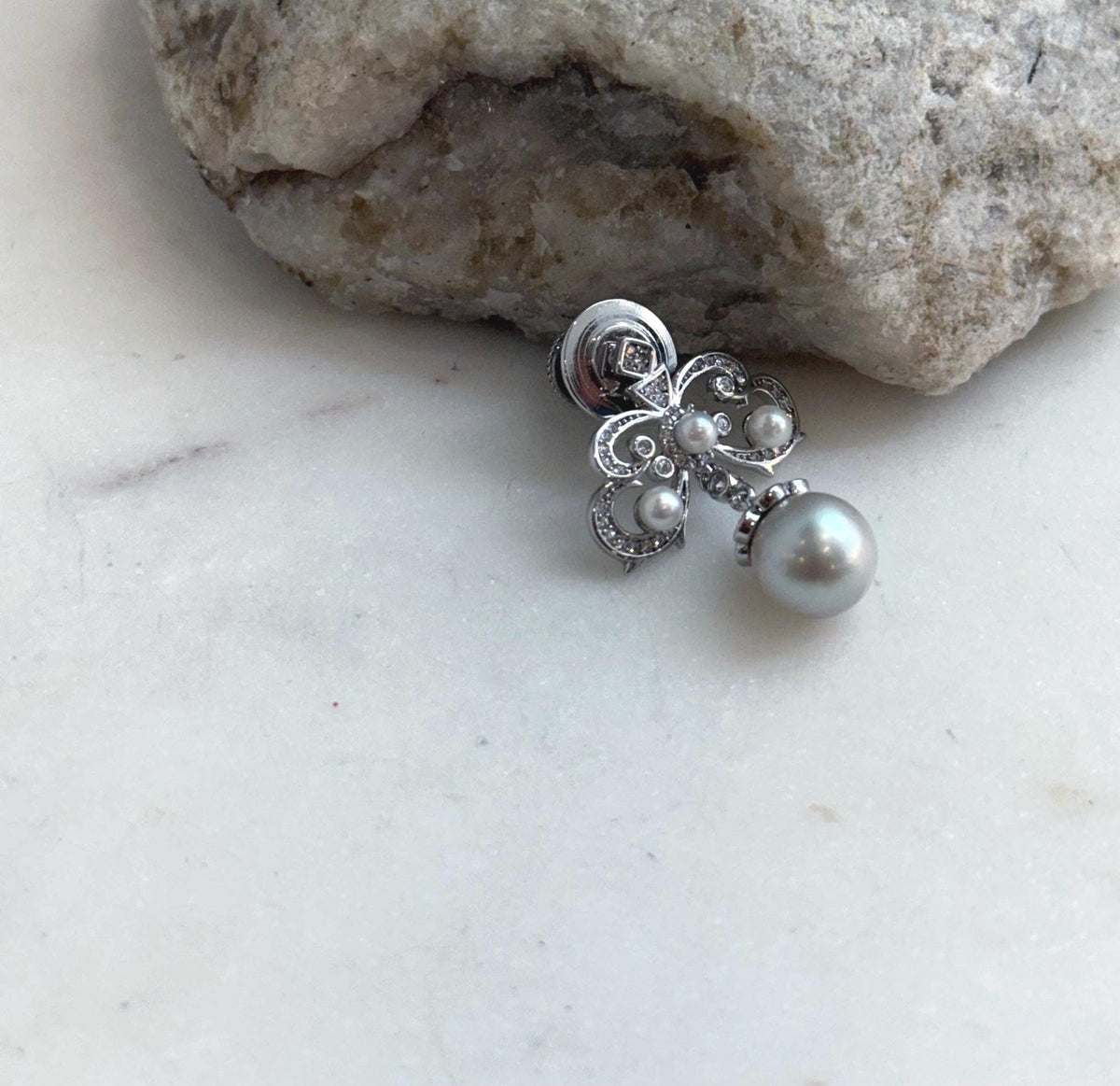 Genuine Akoya pearl nature brooch in elegant vintage design.