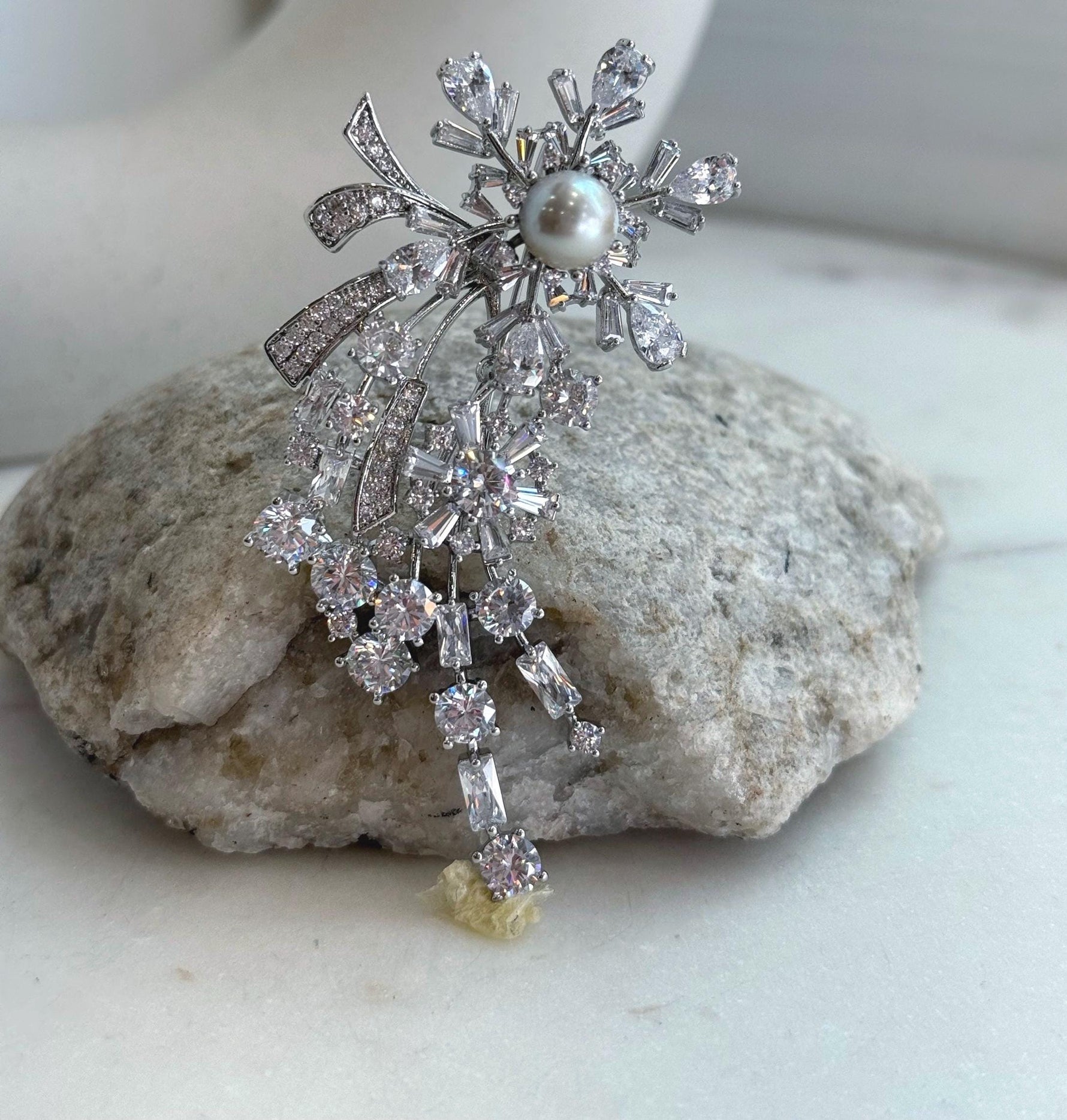 Elegant floral brooch featuring a genuine silver Tahitian pearl.