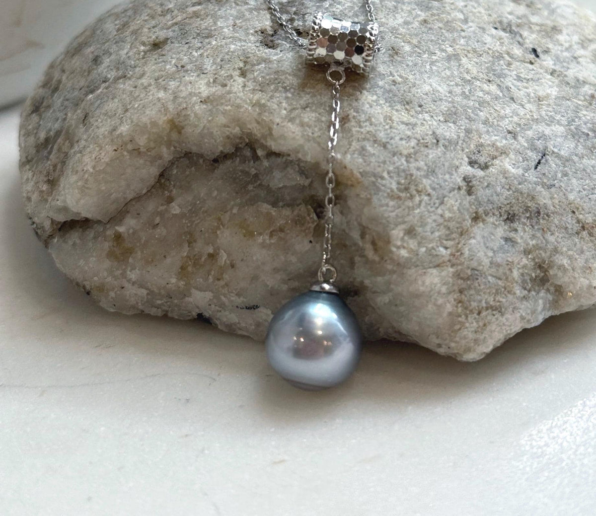 Elly’s 11.3mm Tahitian silver platinum ocean Pearl pendant: Extreme luster mirrored, 4.7cm high, S925 silver pendant.