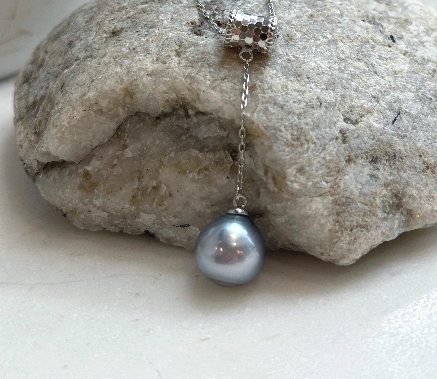 Elly’s 11.3mm Tahitian silver platinum ocean Pearl pendant: Extreme luster mirrored, 4.7cm high, S925 silver pendant.