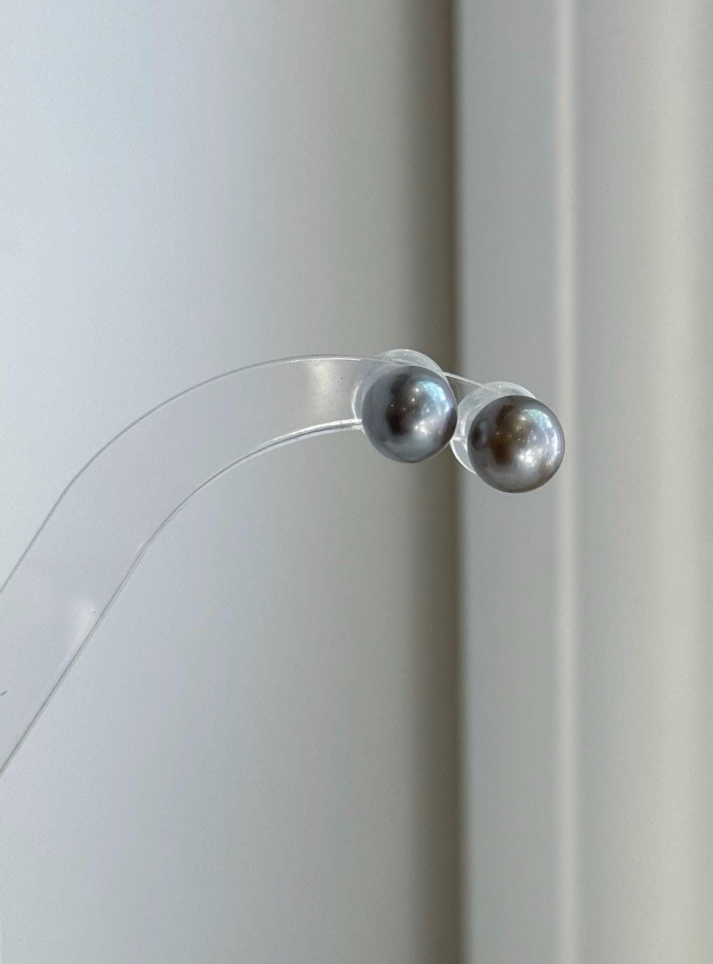 Luxury platinum Tahitian pearl earrings for women in polished S925 sterling silver.