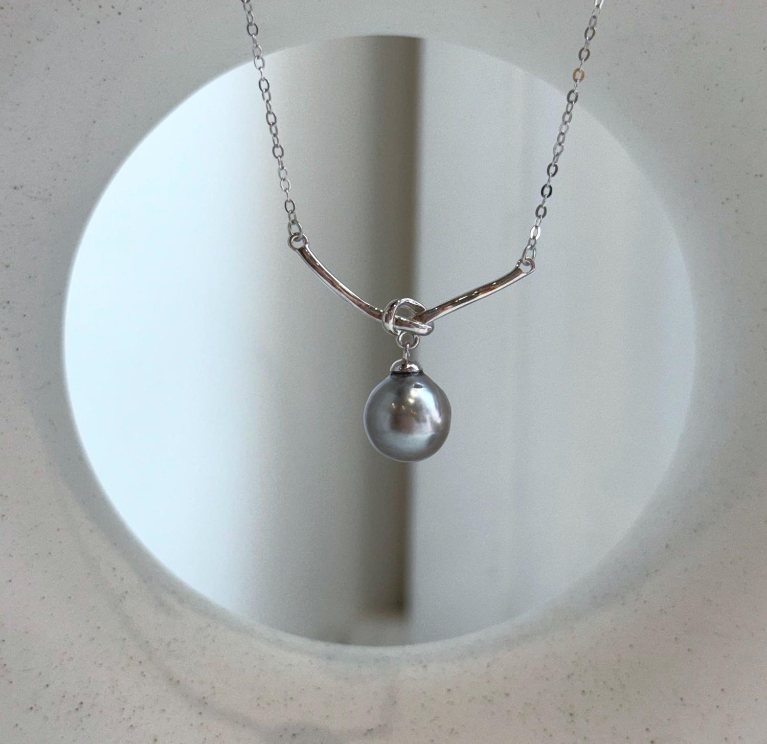 Elly’s 9.6mm Tahitian platinum ocean Pearl pendant chain set: Extreme luster mirrored, S925 silver pendant chain, 2.7x2.2cm to 18.1”.