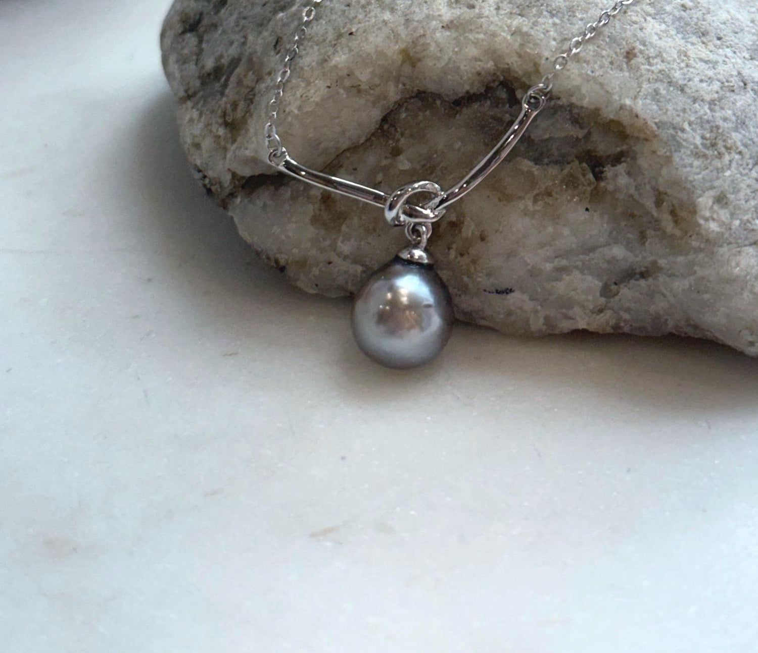 Elly’s 9.6mm Tahitian platinum ocean Pearl pendant chain set: Extreme luster mirrored, S925 silver pendant chain, 2.7x2.2cm to 18.1”.