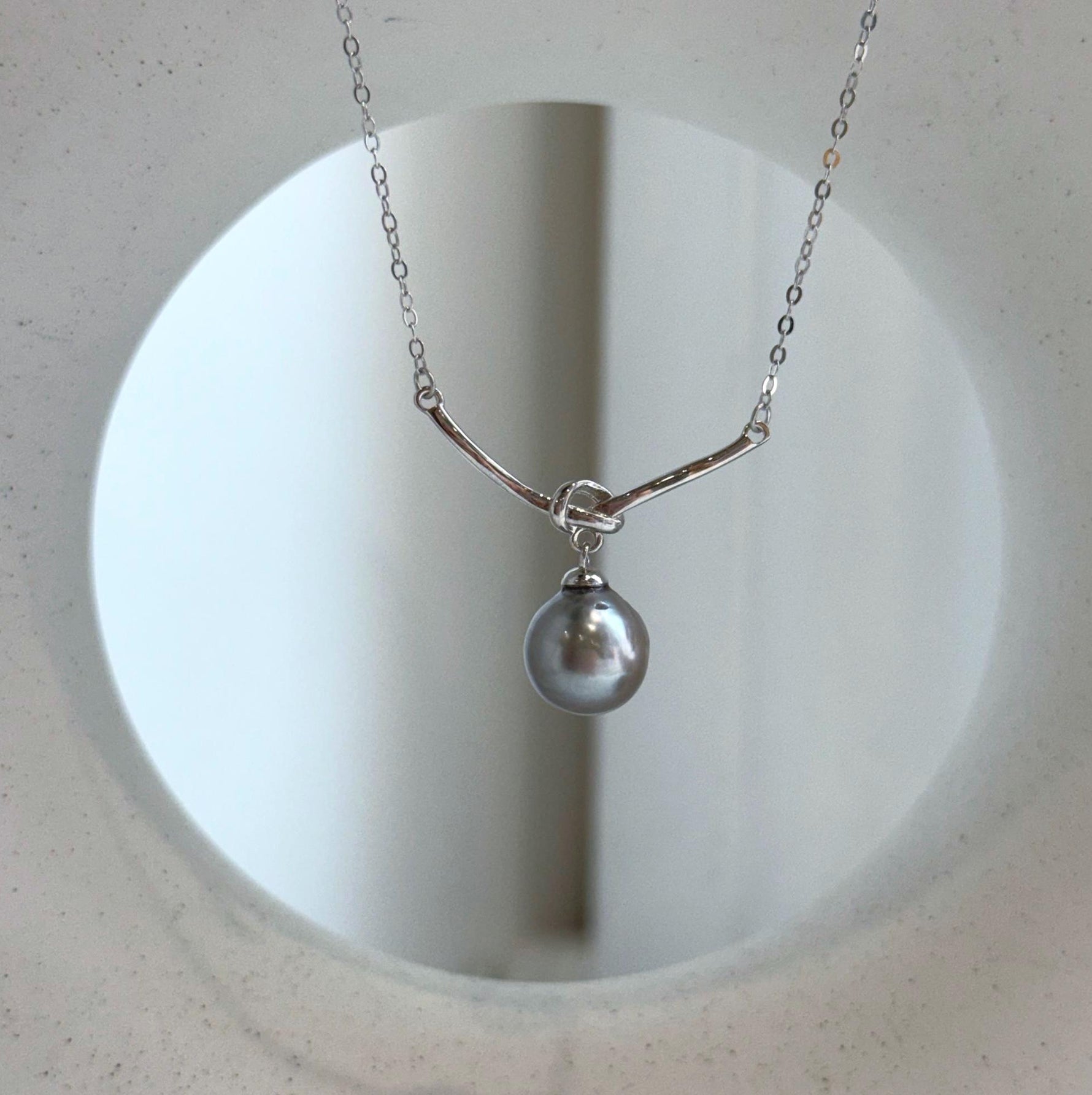 Elly’s 9.6mm Tahitian platinum ocean Pearl pendant chain set: Extreme luster mirrored, S925 silver pendant chain, 2.7x2.2cm to 18.1”.