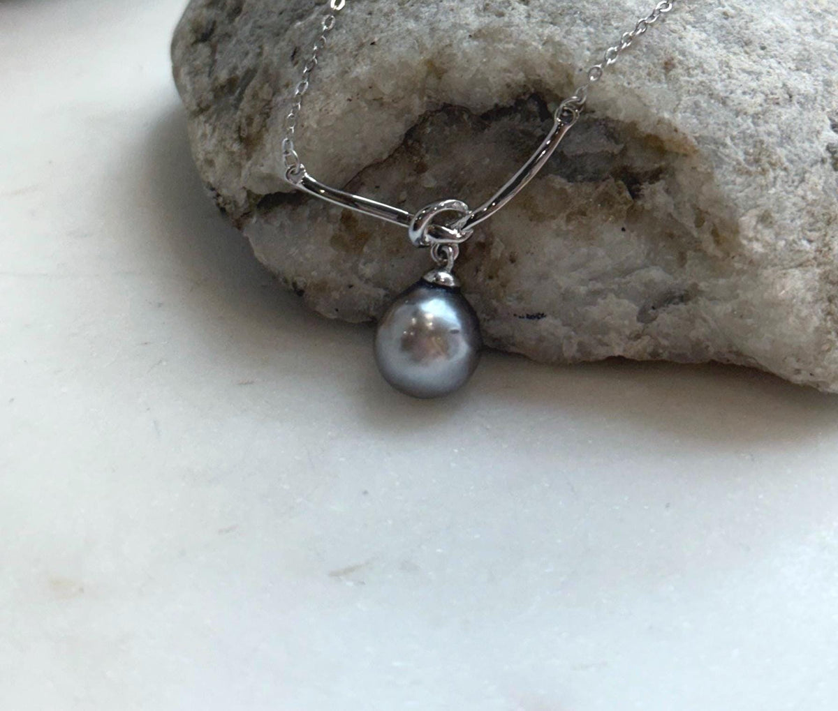 Elly’s 9.6mm Tahitian platinum ocean Pearl pendant chain set: Extreme luster mirrored, S925 silver pendant chain, 2.7x2.2cm to 18.1”.