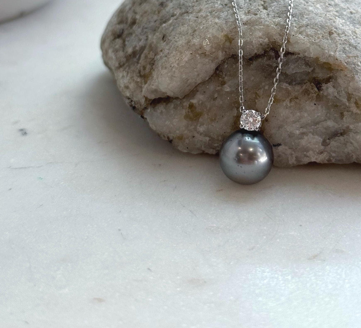 Genuine Tahitian saltwater pearl pendant in S925 sterling silver.