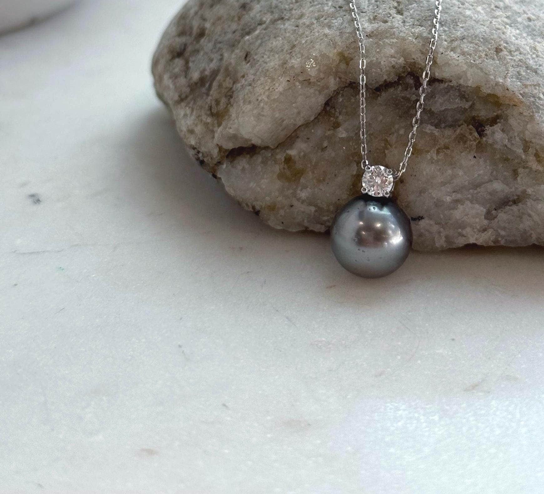 Genuine Tahitian saltwater pearl pendant in S925 sterling silver.