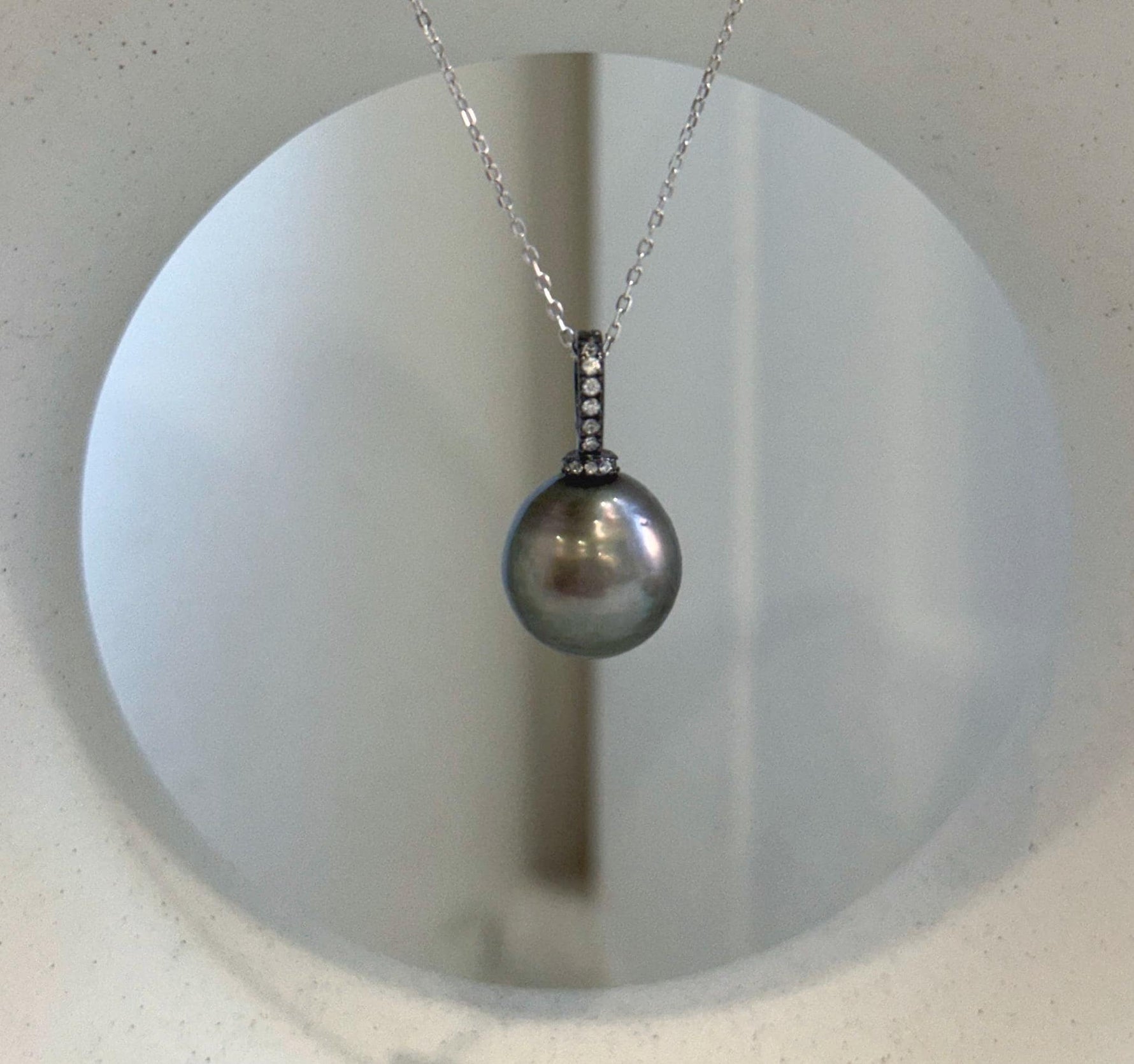 Minimalist S925 sterling silver pendant with natural Tahitian pearl.