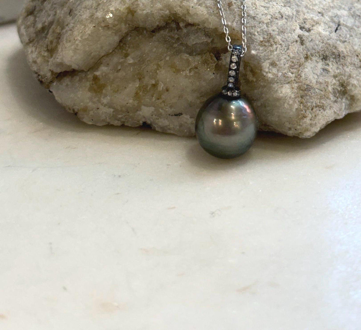 Elegant Tahitian pearl pendant handcrafted with sterling silver.