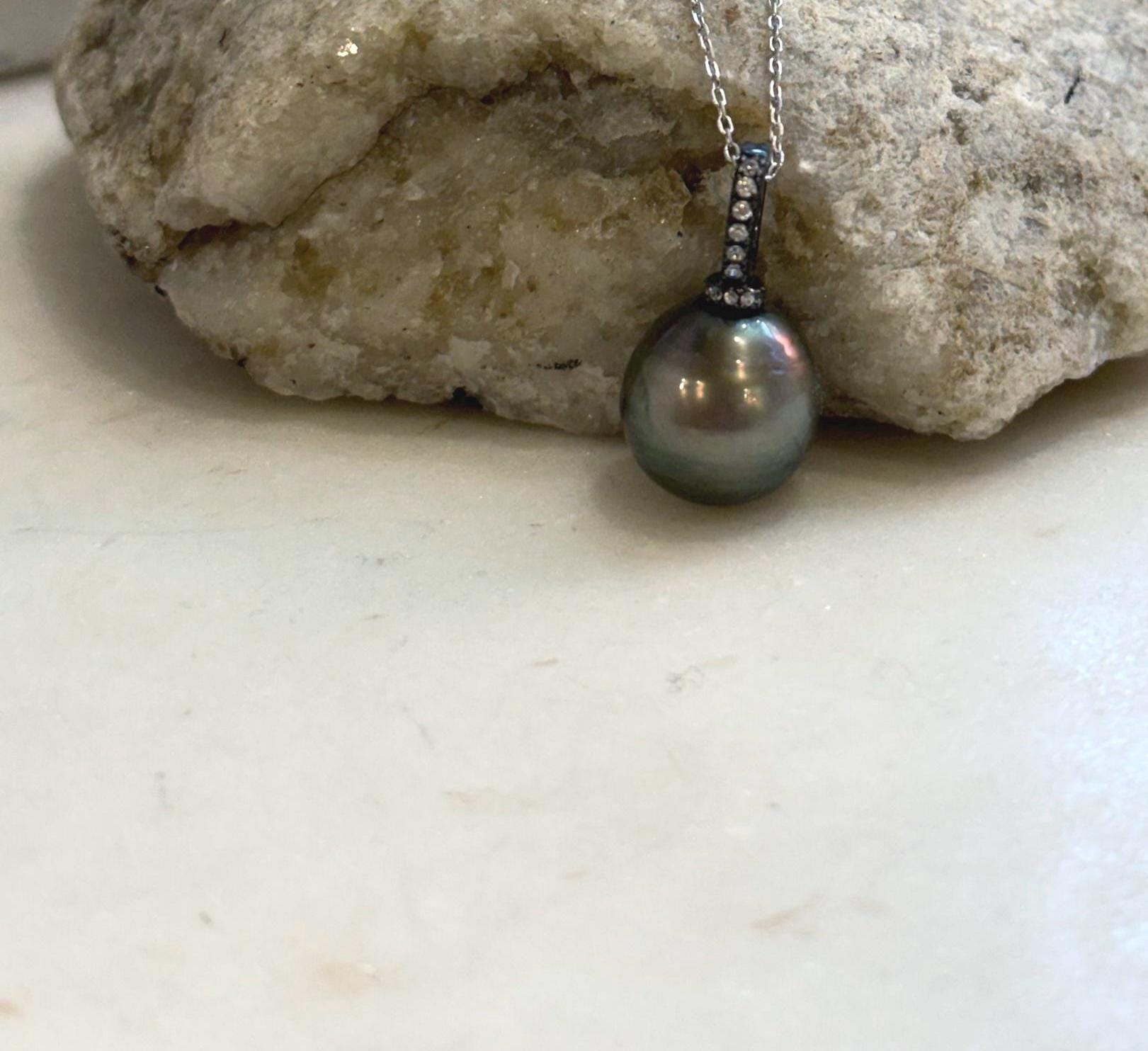 Elegant Tahitian pearl pendant handcrafted with sterling silver.