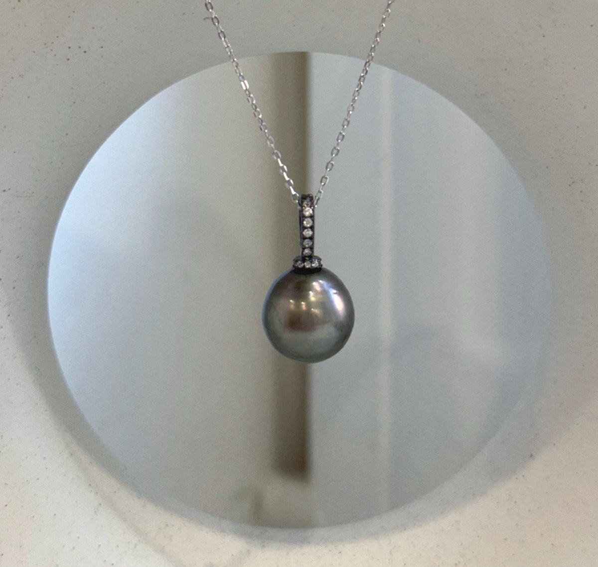 Luxury genuine saltwater pearl necklace for everyday elegance.