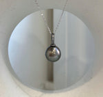 Luxury genuine saltwater pearl necklace for everyday elegance.