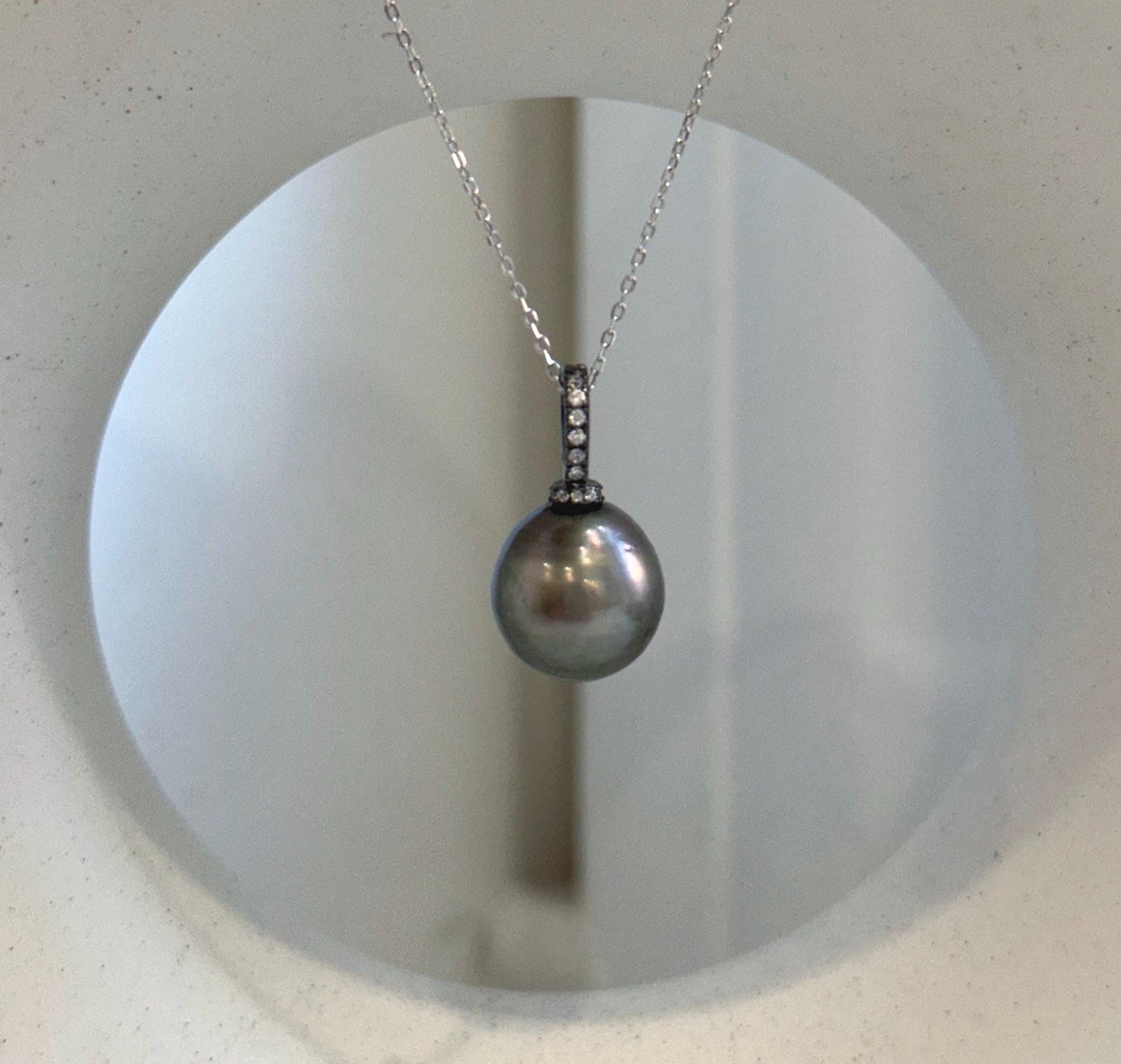 Luxury genuine saltwater pearl necklace for everyday elegance.