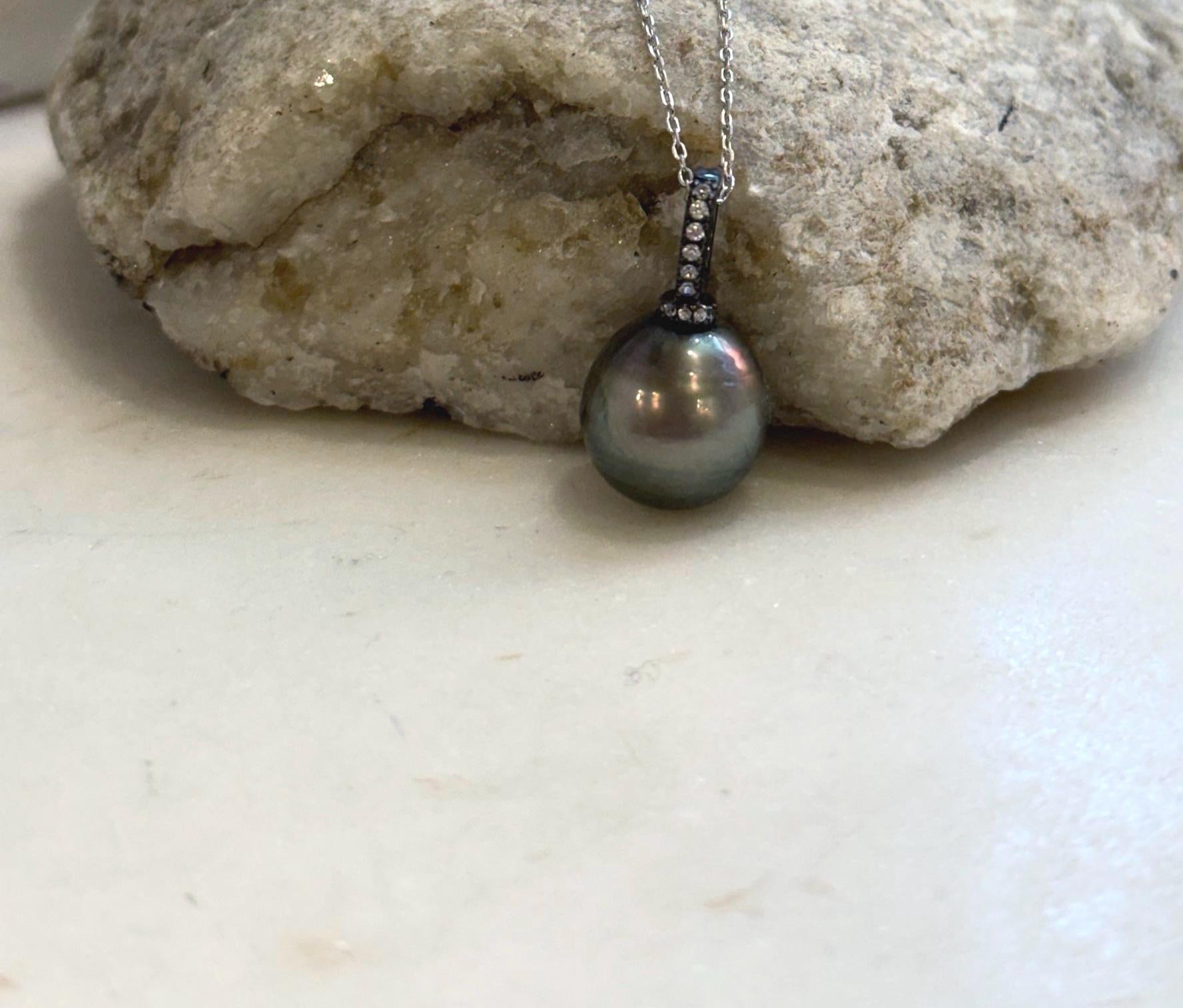 Natural Tahitian pearl with rich hunter green overtones and reflective shine.