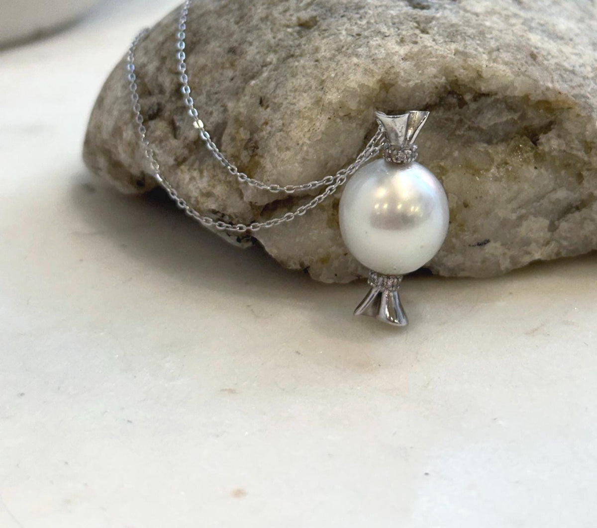 Australian South Sea white pearl candy pendant featuring a genuine 13.3mm saltwater pearl with mirror luster.