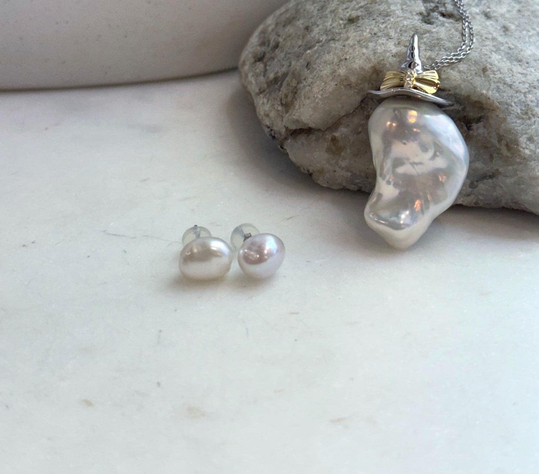 Natural baroque freshwater pearl pendant necklace with matching pearl stud earrings
