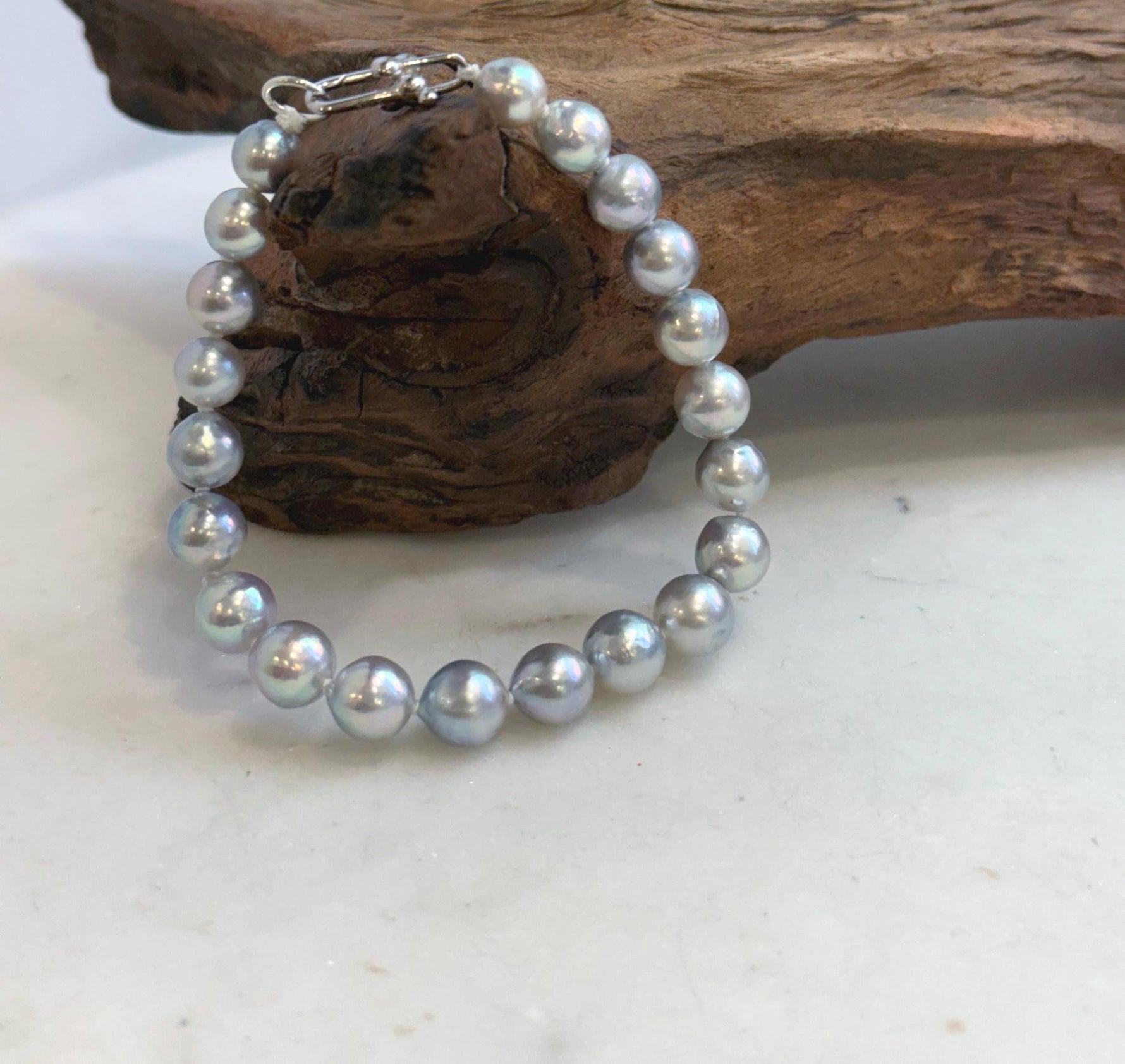 Hand-strung Japanese Akoya pearl bracelet with 21 genuine saltwater pearls and radiant mirror luster.
