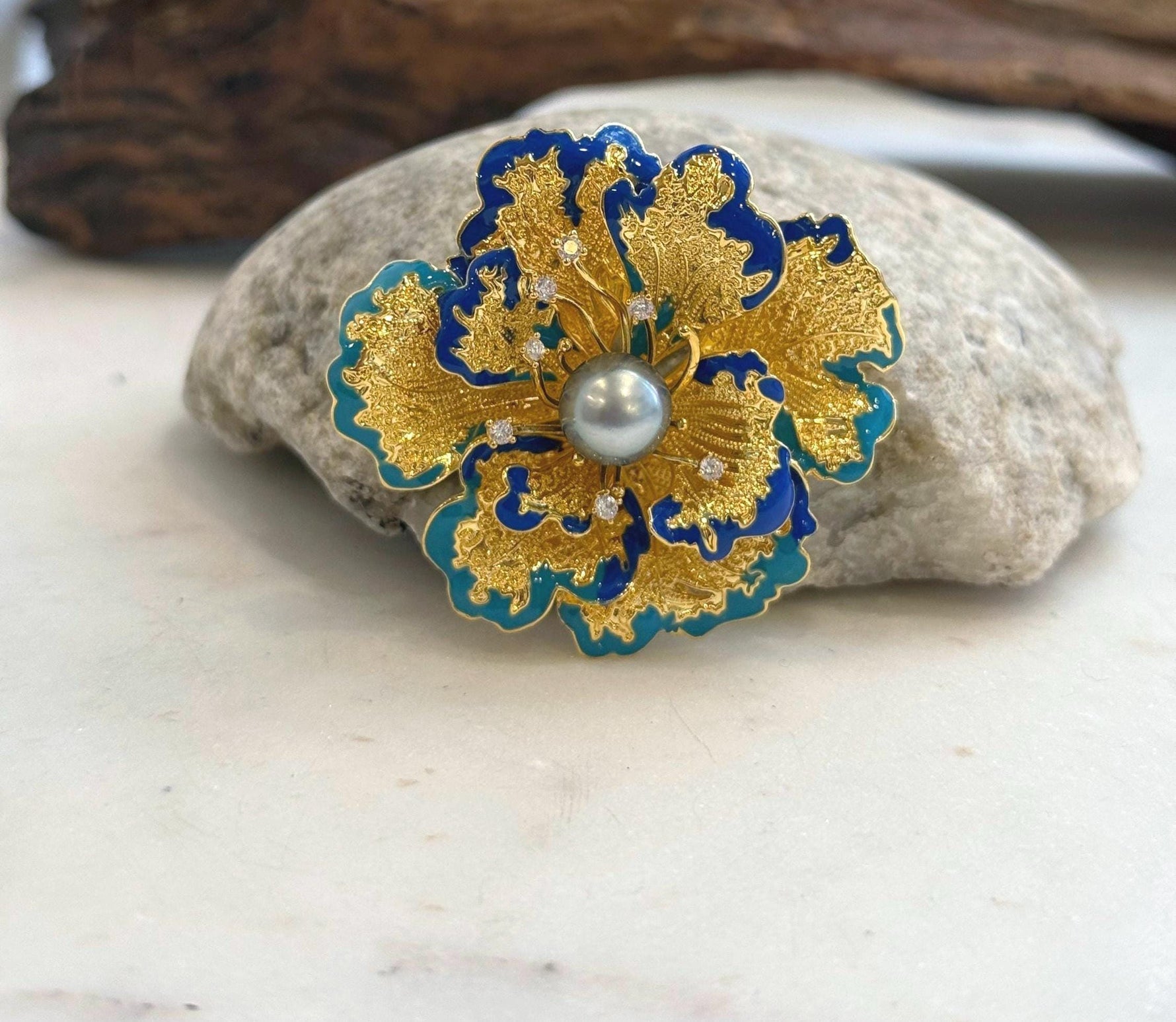 Luxury 2-in-1 brooch and pendant featuring a natural 9.4mm ocean pearl.