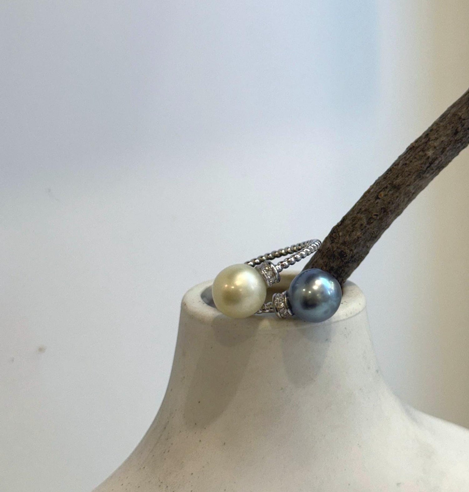 Double South Sea Golden and Tahitian pearl ring with 9.4–9.5mm genuine saltwater pearls and mirror luster.