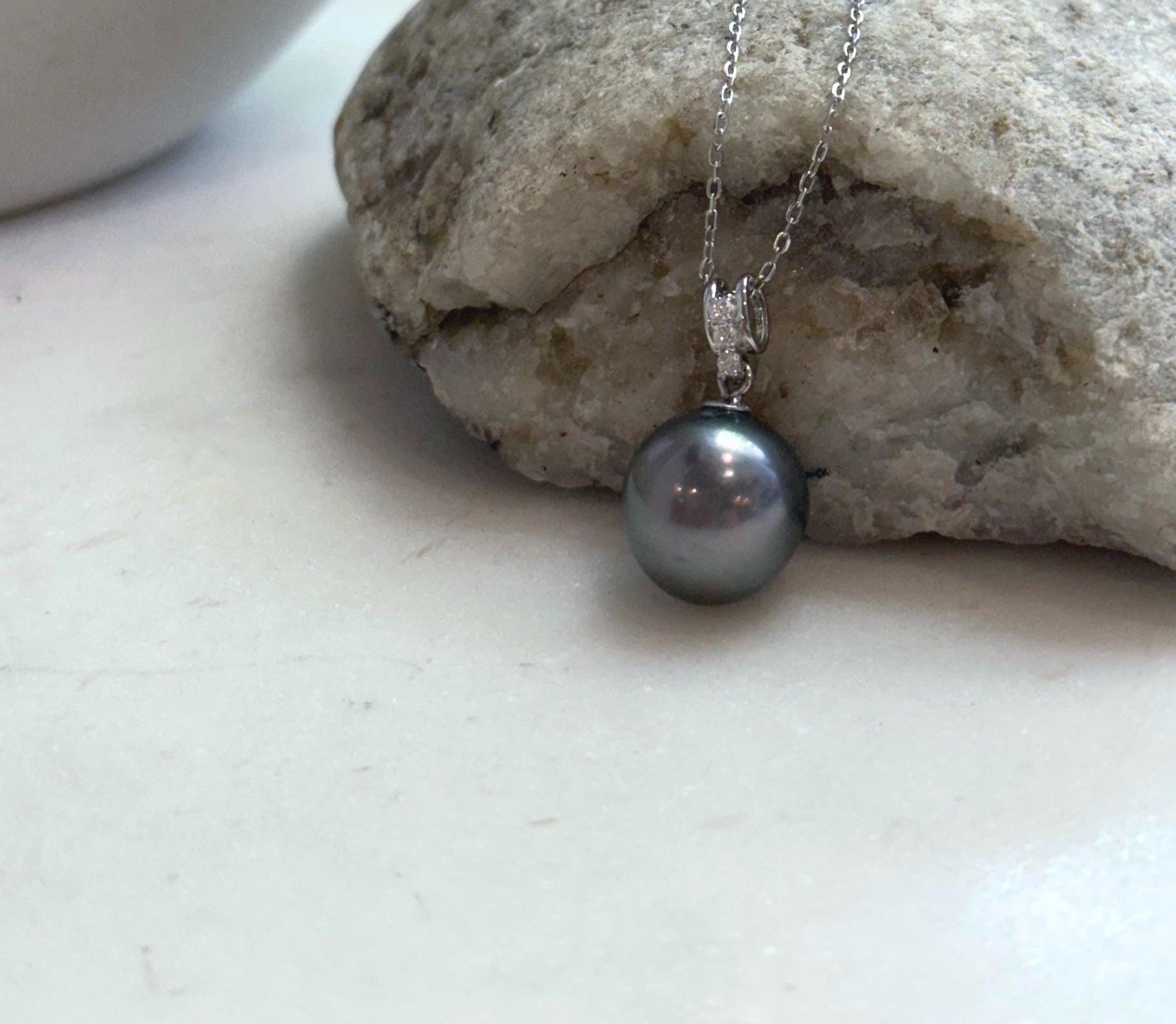 Elegant 11.8mm peacock green Tahitian pearl necklace pendant for women.