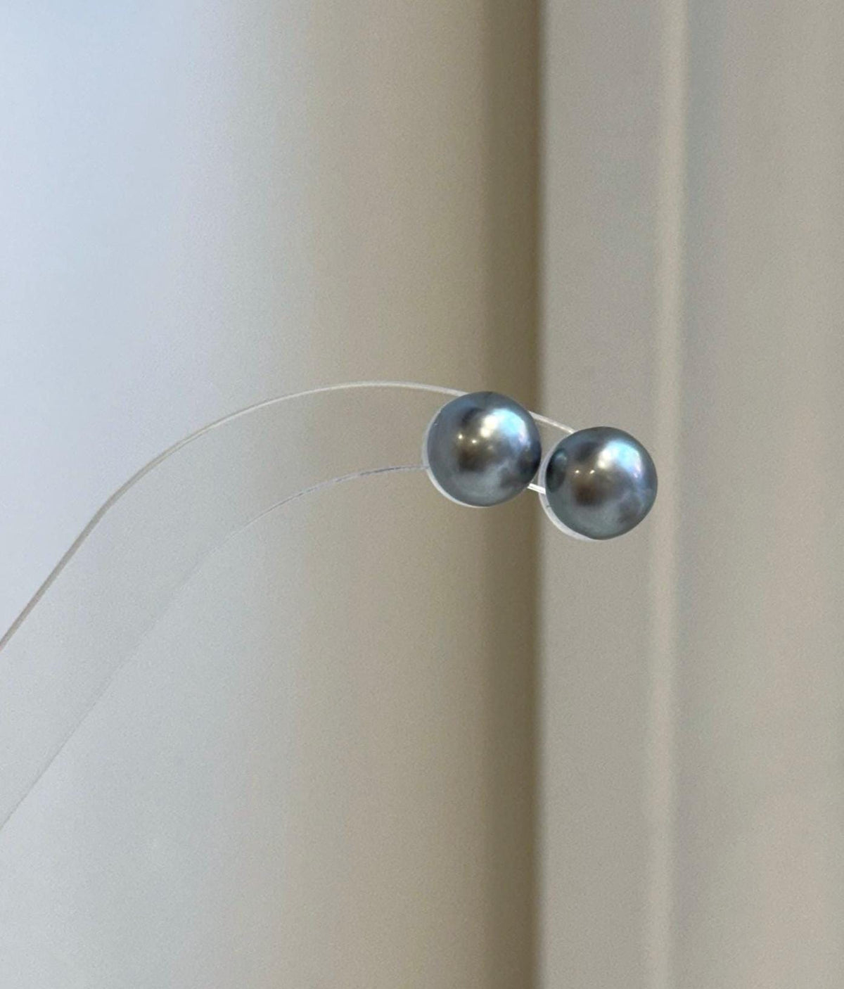 Elly’s 9.3mm Tahitian platinum pearl stud earrings with mirror luster