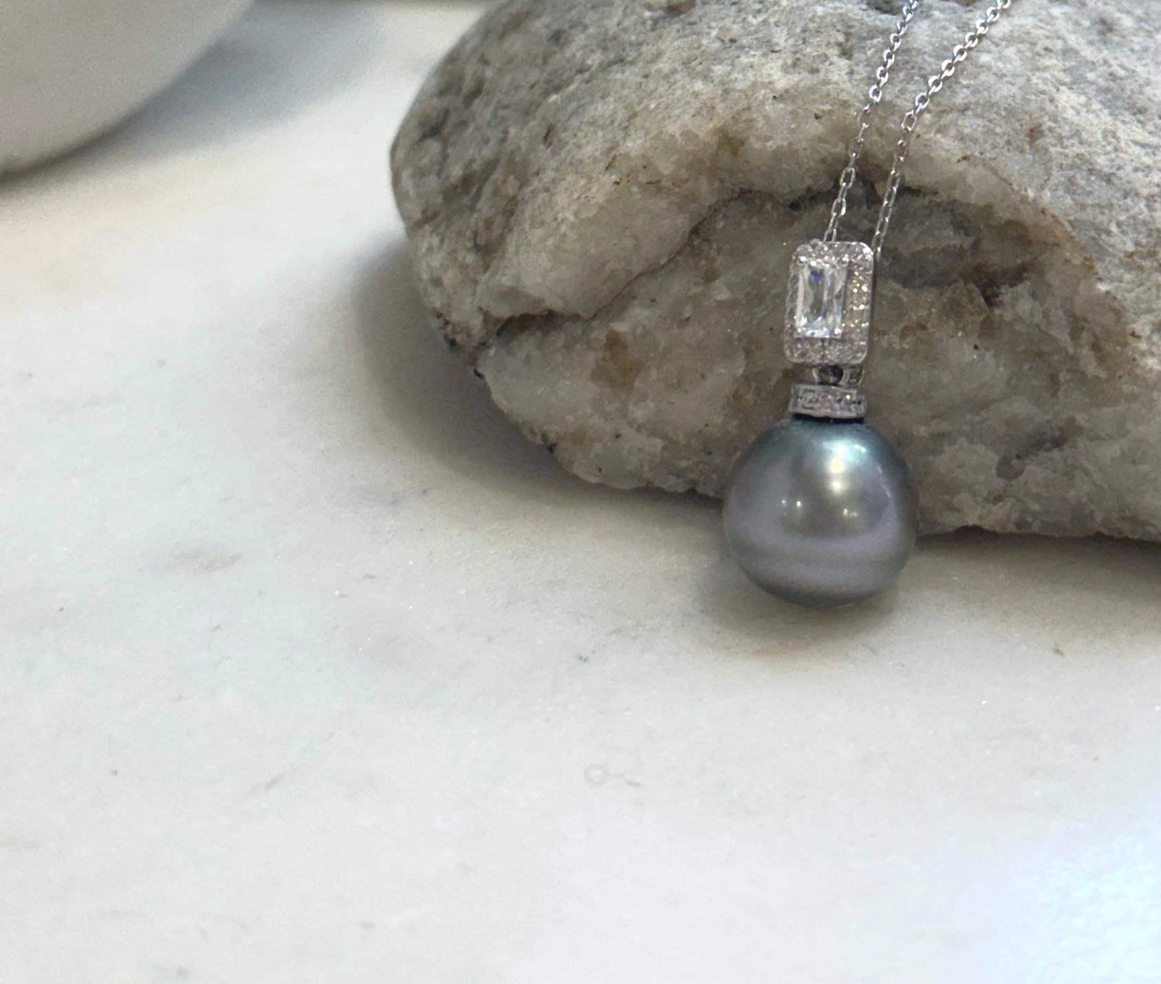 Tahitian platinum pearl pendant featuring beautiful extreme luster
