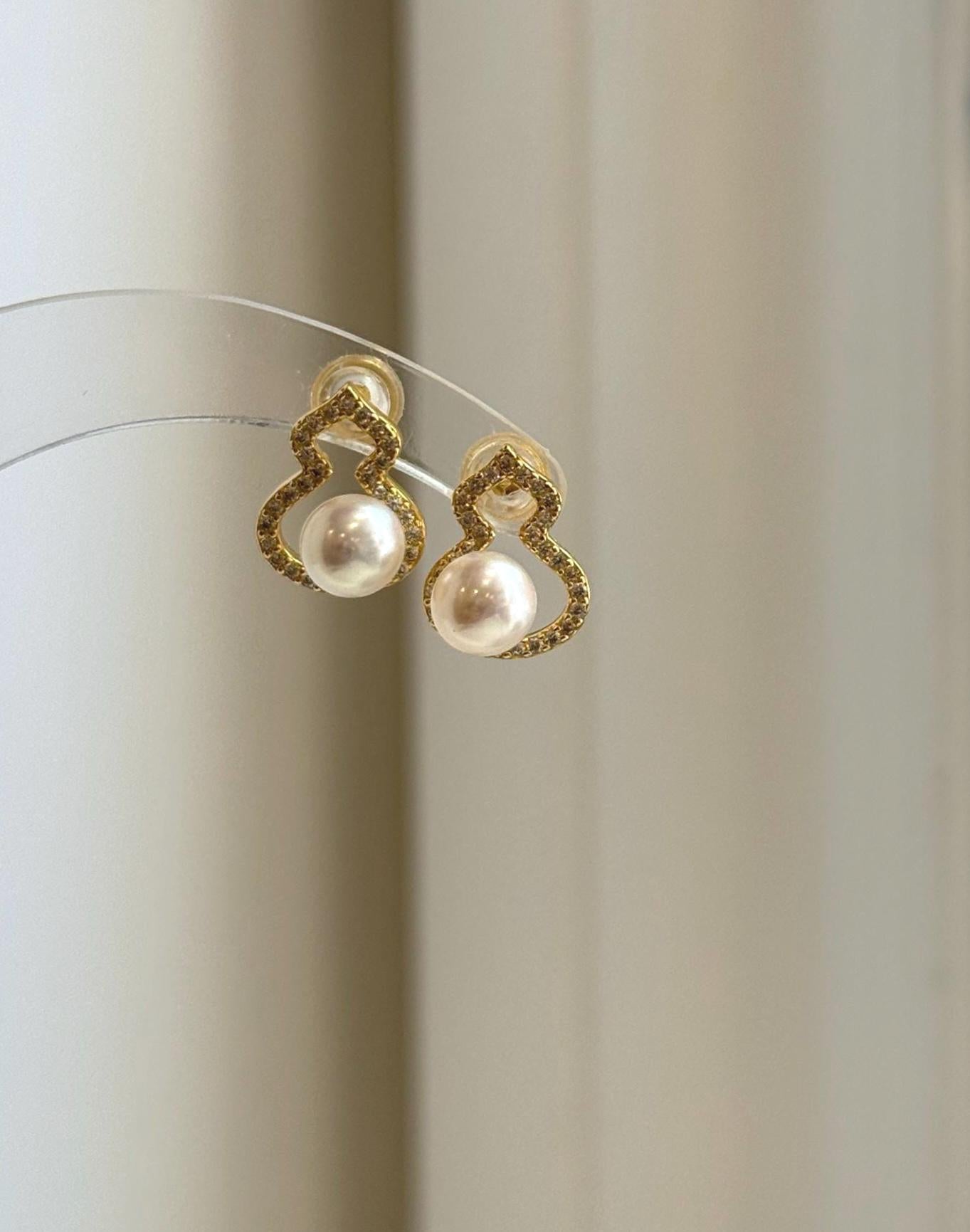 Elegant minimalist freshwater pearl stud earrings for everyday wear and bridal jewelry.