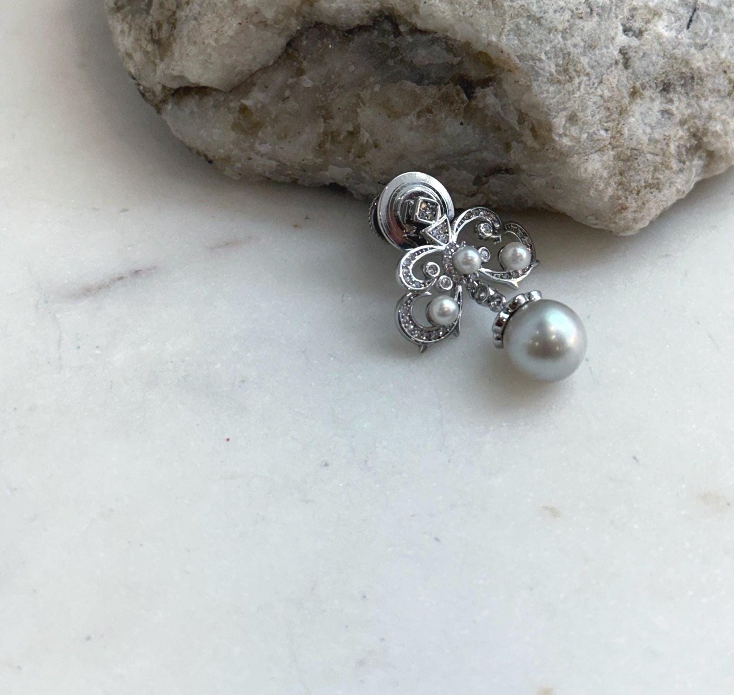 Genuine 8.5mm Akoya blue silver pearl vintage brooch with mirror luster.