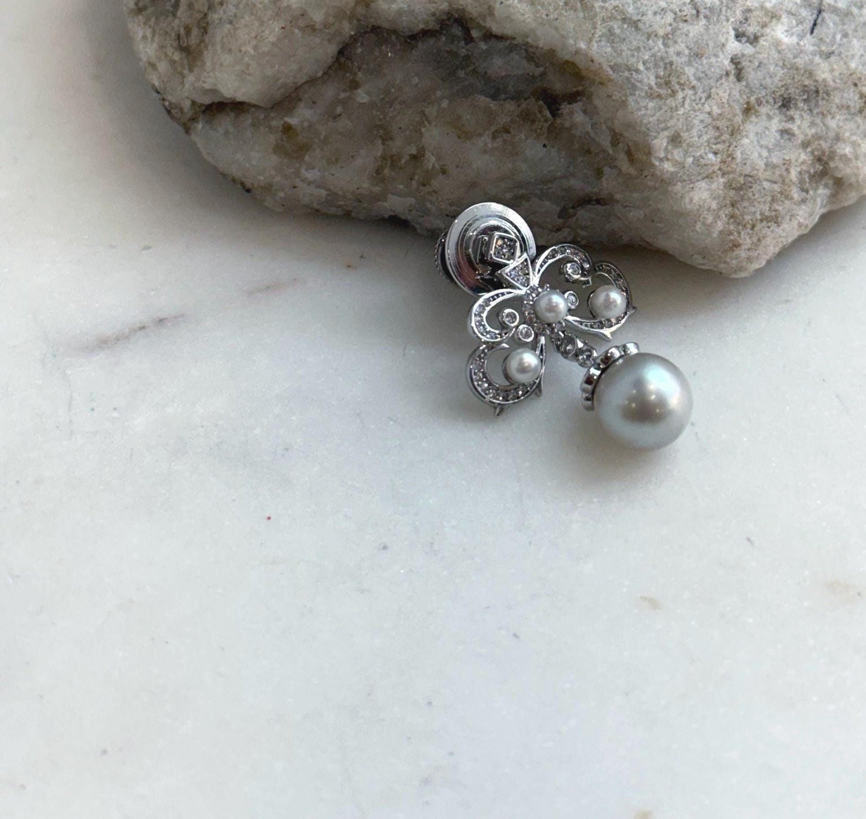 Genuine 8.5mm Akoya blue silver pearl vintage brooch with mirror luster.