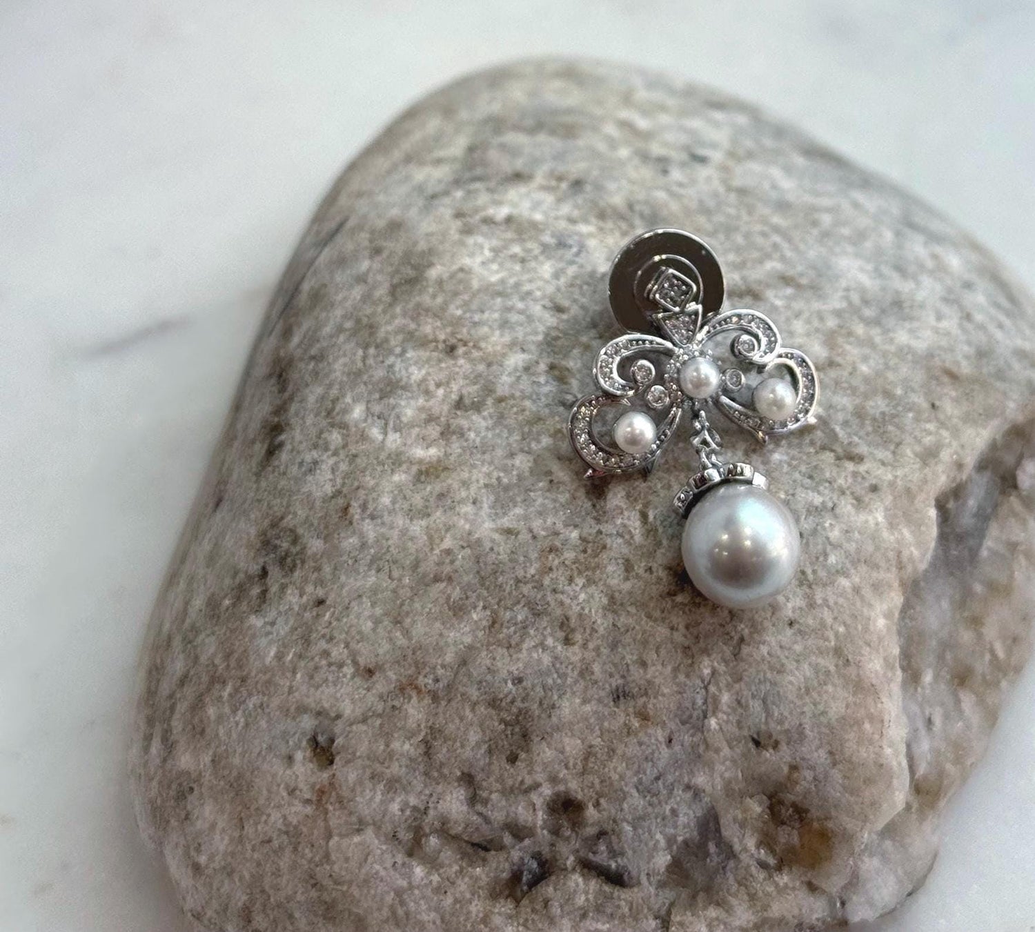 Elegant nature-inspired brooch featuring a genuine Japanese Akoya pearl.