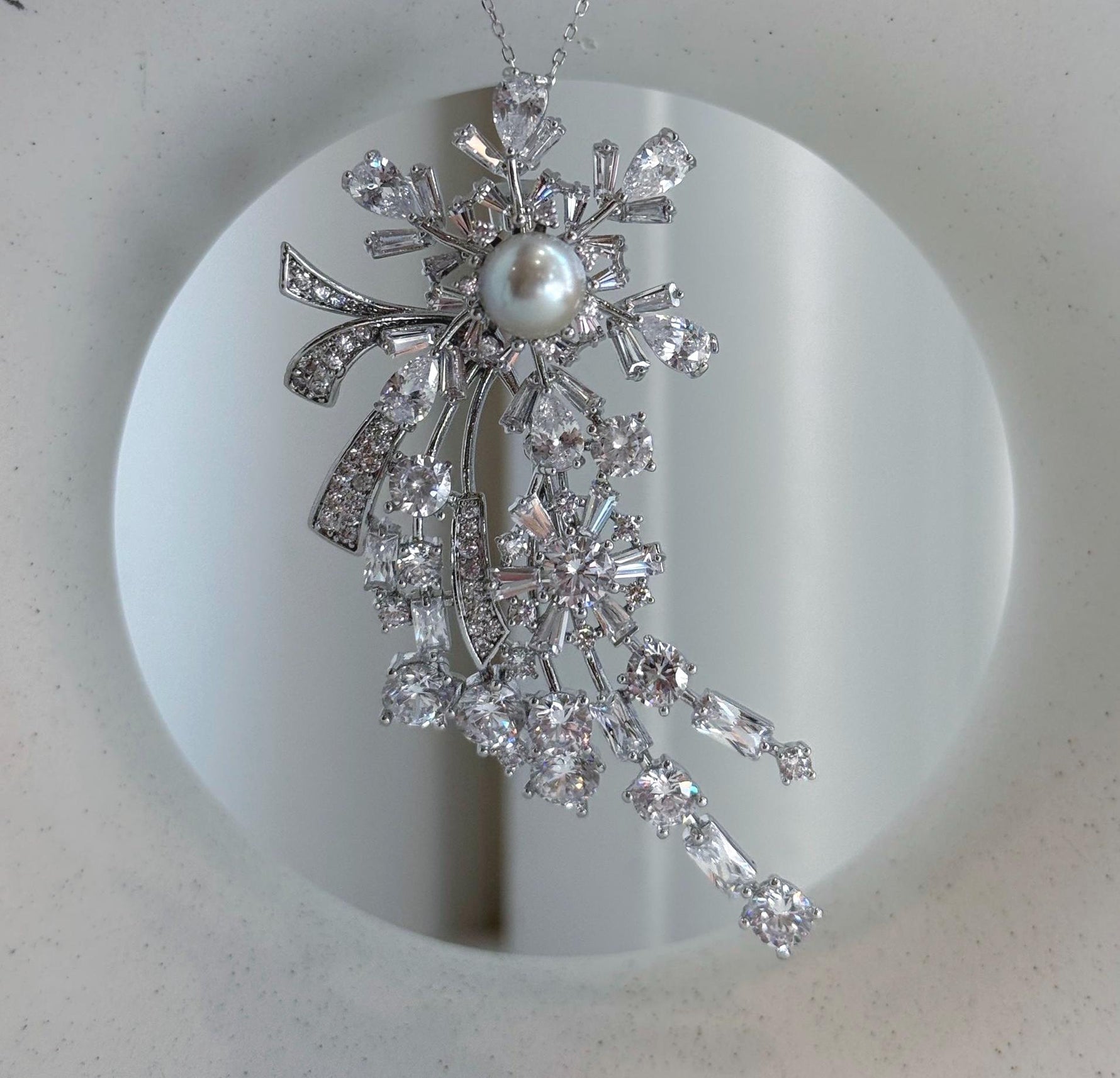Convertible 2-in-1 Tahitian pearl brooch and pendant jewelry.