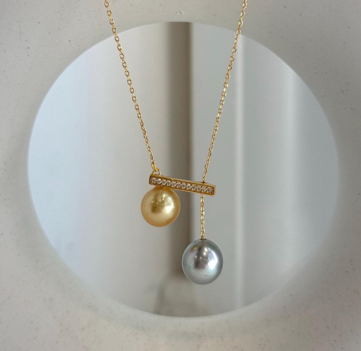 Contemporary double pearl pendant with exceptional mirror luster.