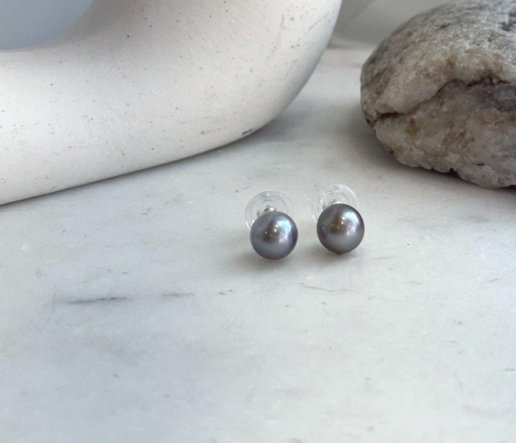 Natural 9.1mm Tahitian pearl earrings perfect for bridal wear and everyday elegance.