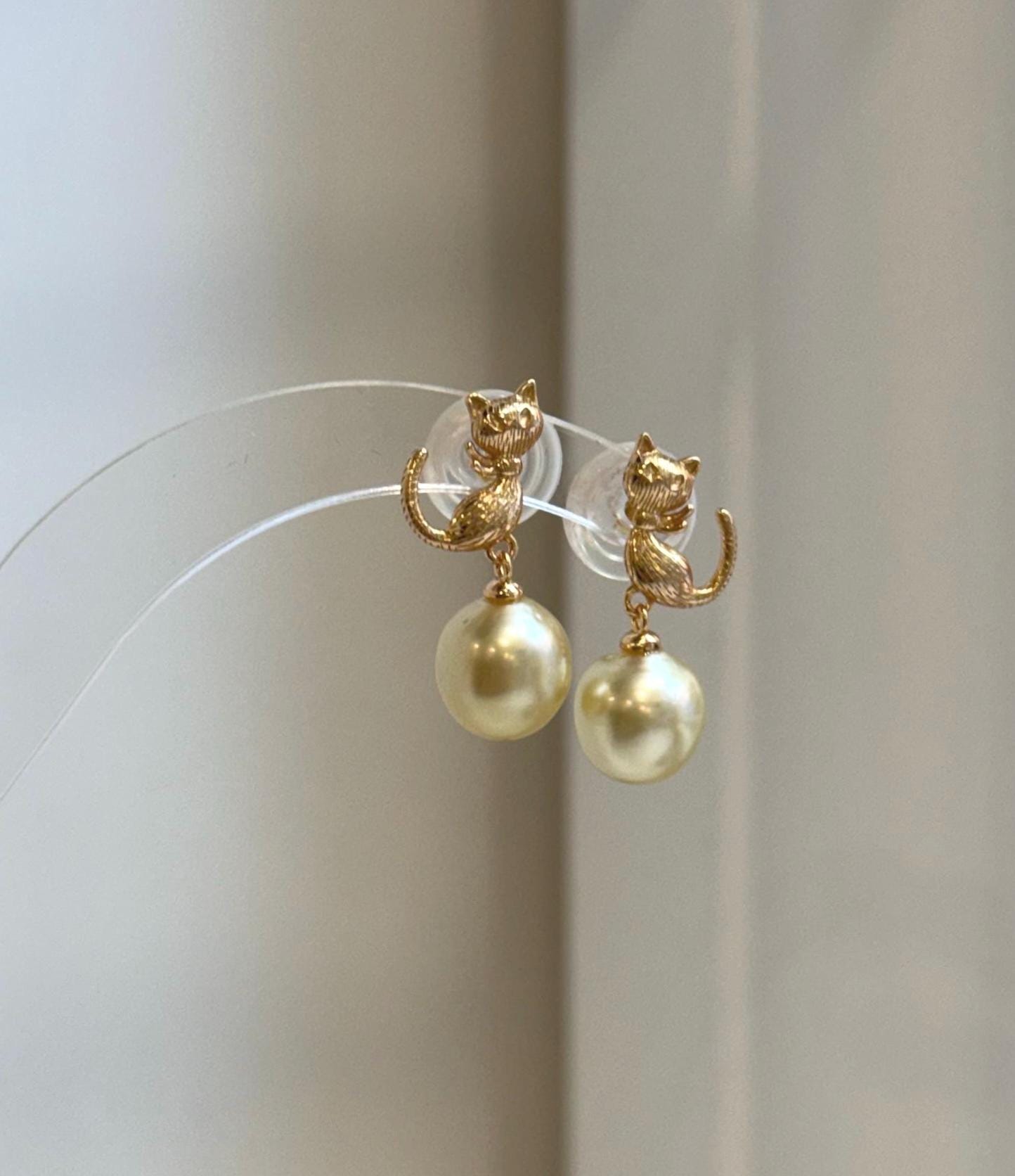 Elly’s 9.2mm South Sea ultra gold pearl cat earrings with genuine saltwater pearls and extreme natural luster.