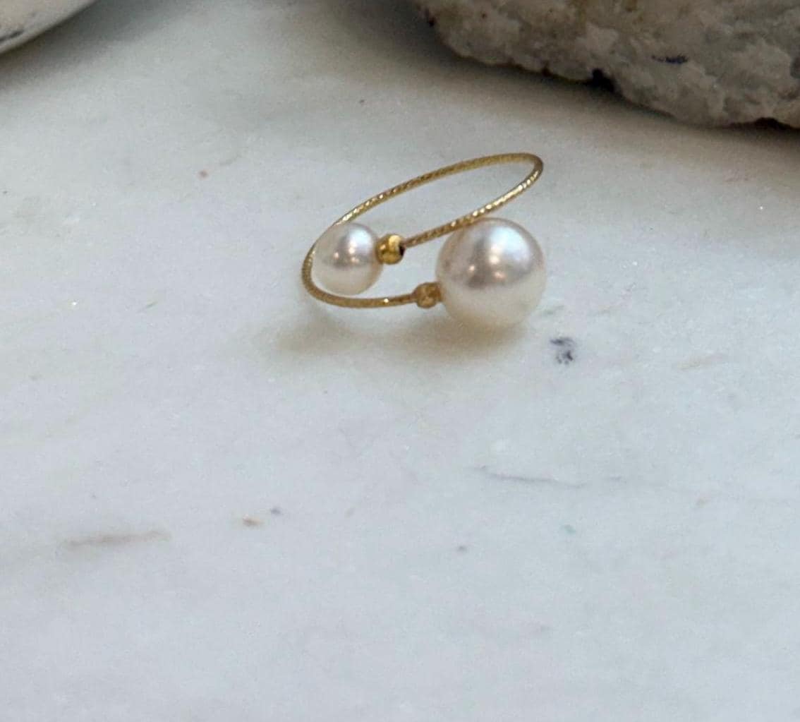 Elegant Akoya ocean pearl ring featuring a genuine saltwater pearl set in solid G750 18K gold with an adjustable band.