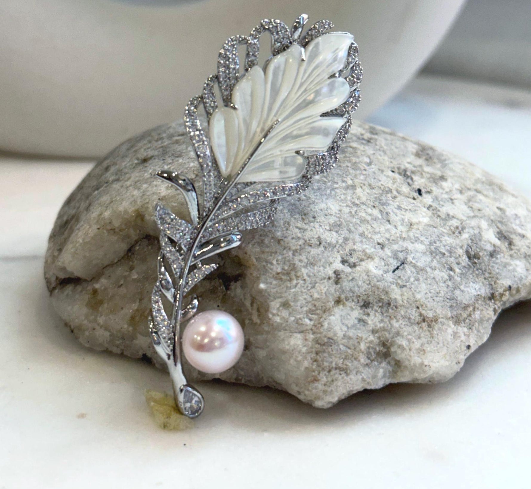 Handmade freshwater Edison pearl brooch pendant for women.