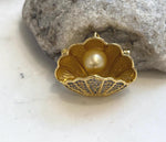 Convertible 2-in-1 shell brooch and pendant with a luxurious South Sea pearl.