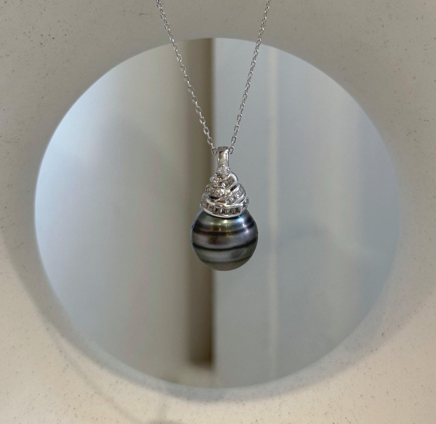 Elegant sterling silver pearl pendant gift featuring a premium Tahitian black pearl.