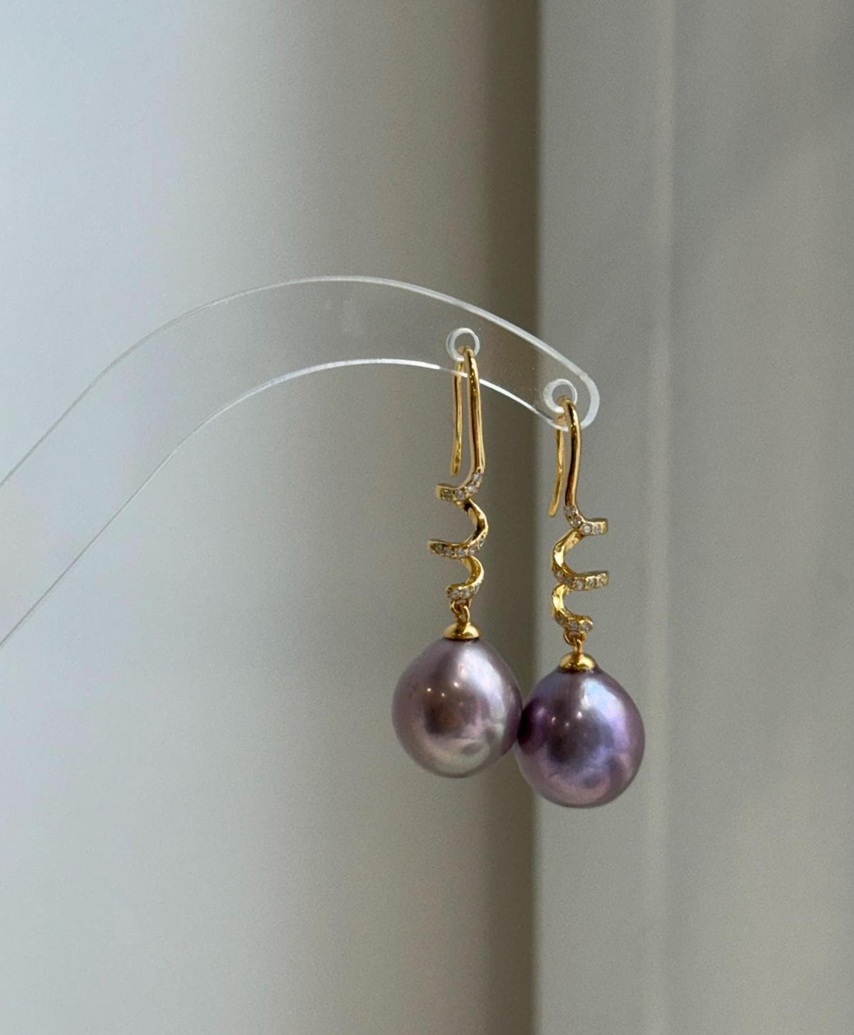 Elegant freshwater pearl drop earrings with natural rose and lavender overtones.