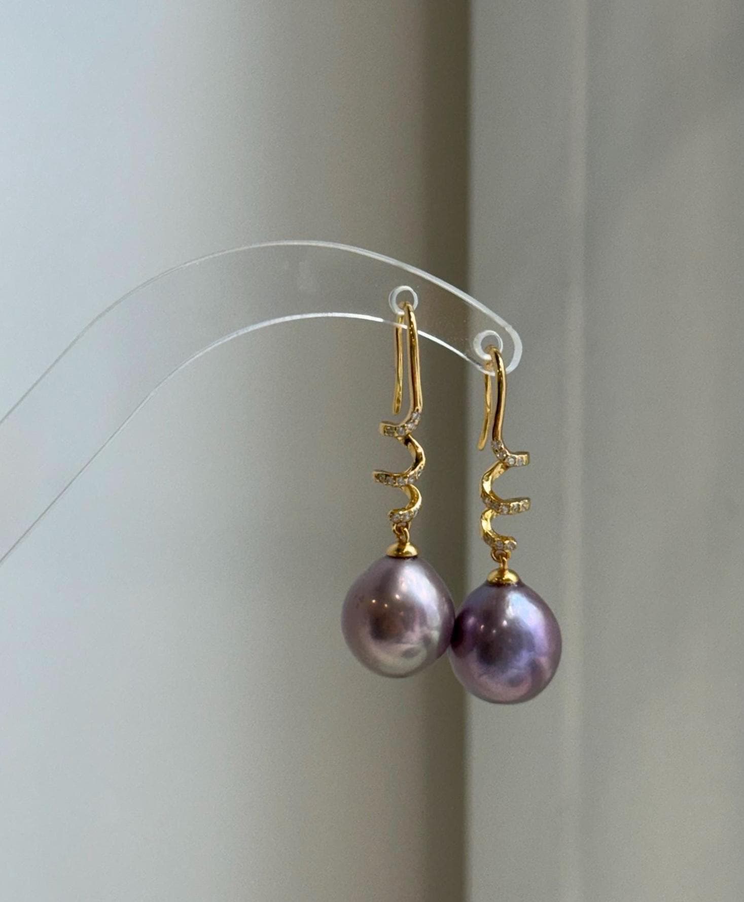 Elegant freshwater pearl drop earrings with natural rose and lavender overtones.