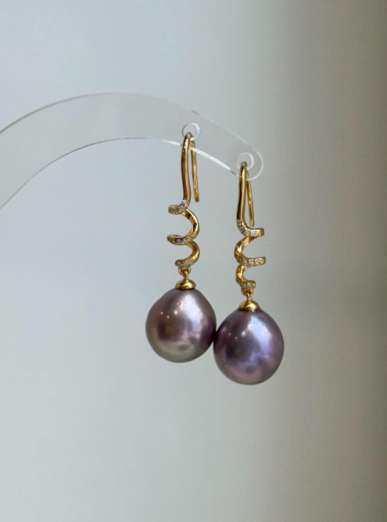 Rose lavender Edison pearl earrings with rich color and reflective mirror luster.